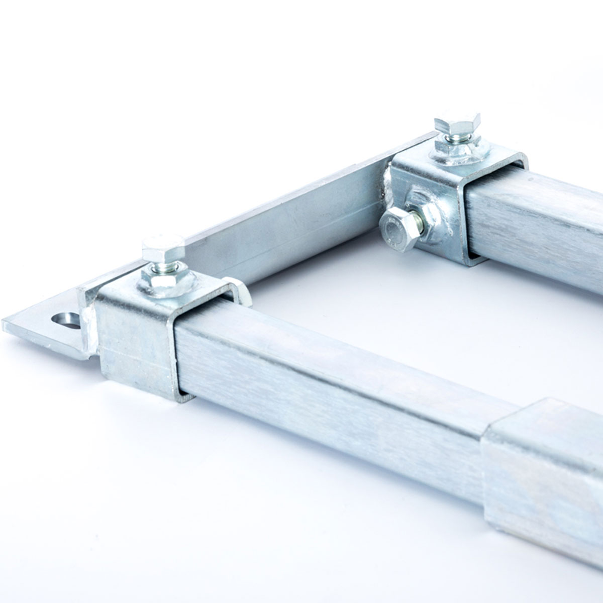 Metallrahmen mit Schrauben. Zwei Quadratrohre mit flachen Metallplatten und Schrauben verbunden.
