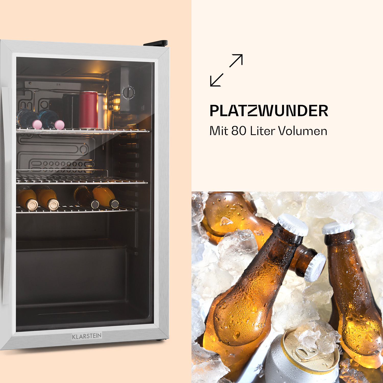 Ein kleiner Kühlschrank steht neben Bierflaschen auf Eis. Die Kühlschranktür ist geöffnet und zeigt Regale.