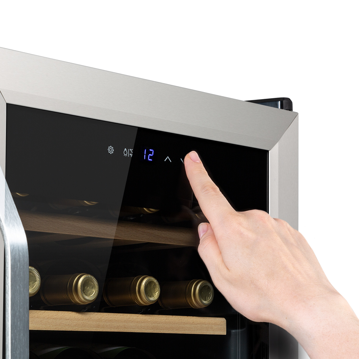 Eine Hand berührt ein digitales Display eines Weinkühlers. Das Display zeigt Zahlen und Symbole.