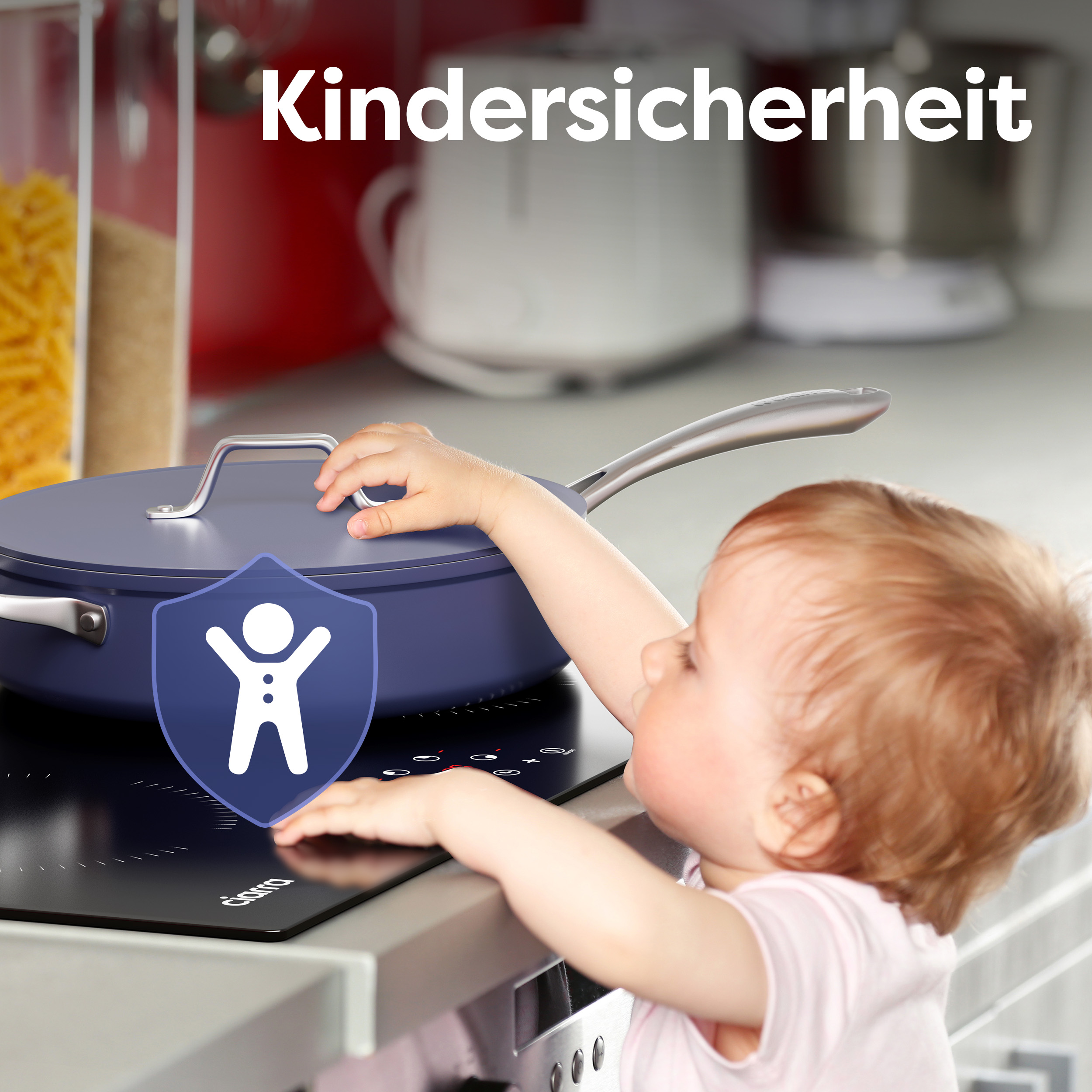 Ein Baby greift nach einer blauen Pfanne auf einem Herd, daneben ein Sicherheitsschild.