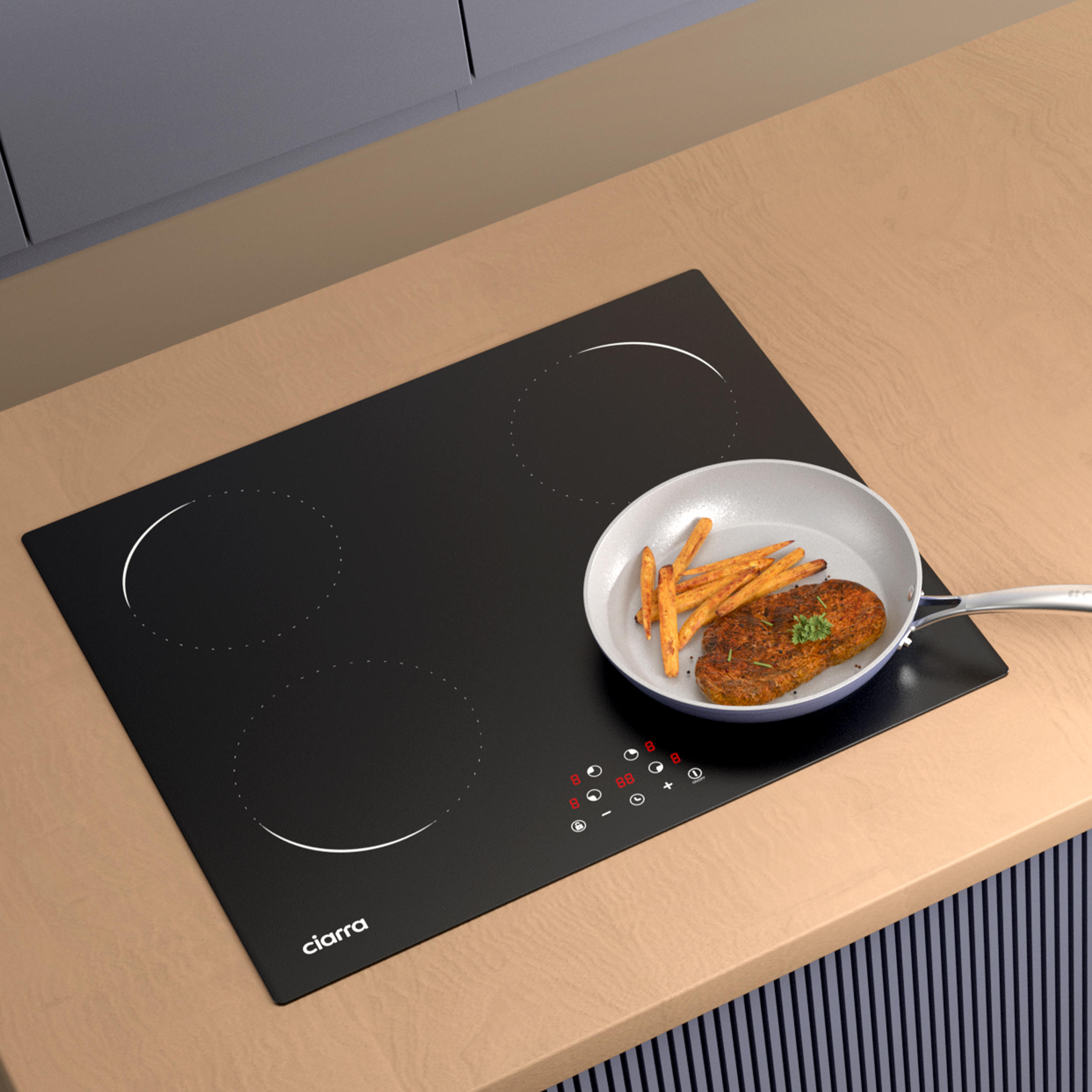 Zwarte kookplaat met een pan met eten op een houten aanrecht.