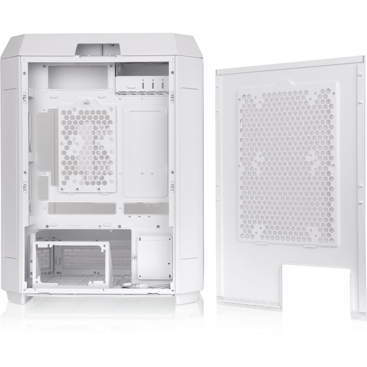 Case del computer bianco con pannello laterale aperto. Componenti interni visibili.