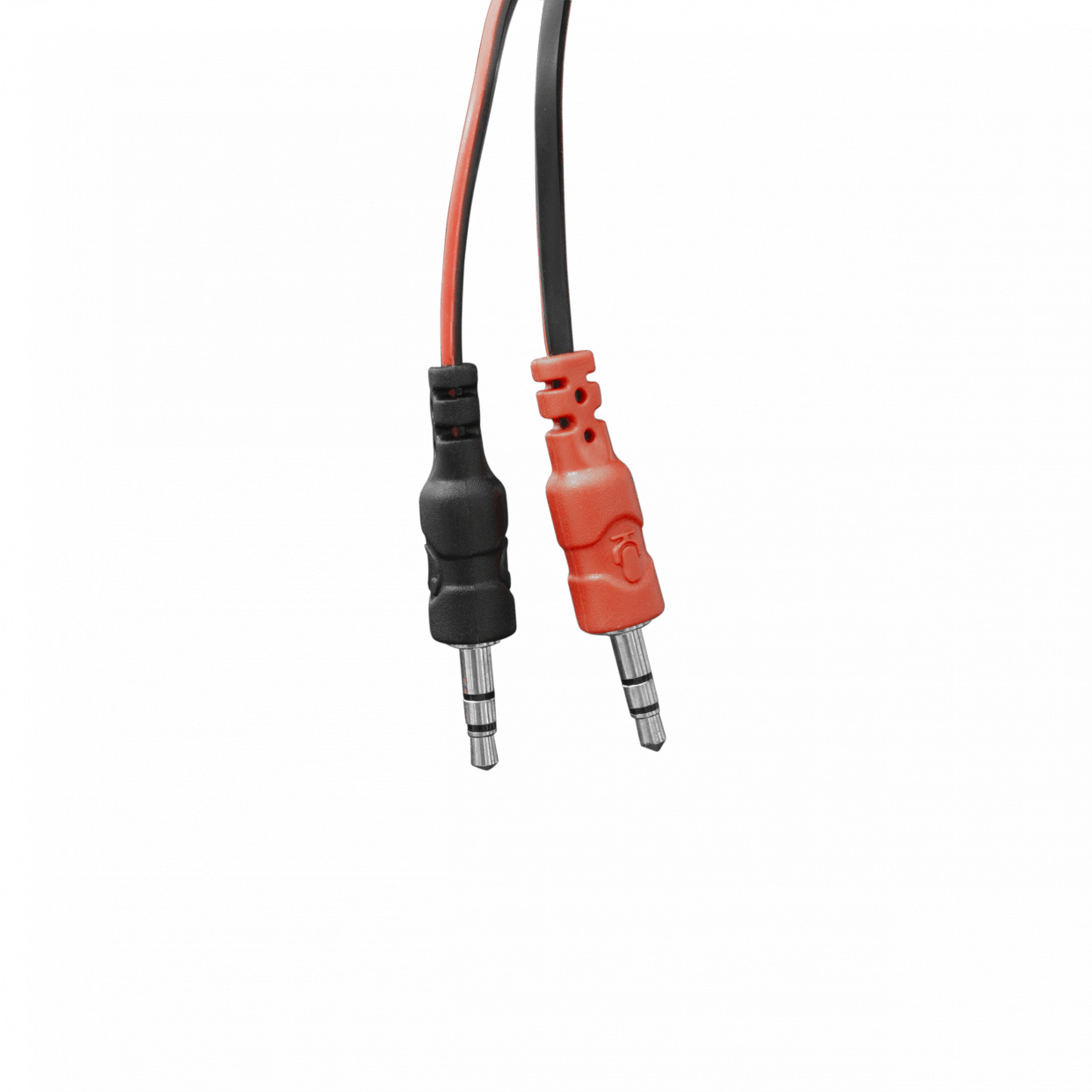 Primo piano di due connettori jack audio, uno nero e uno rosso, su sfondo bianco.