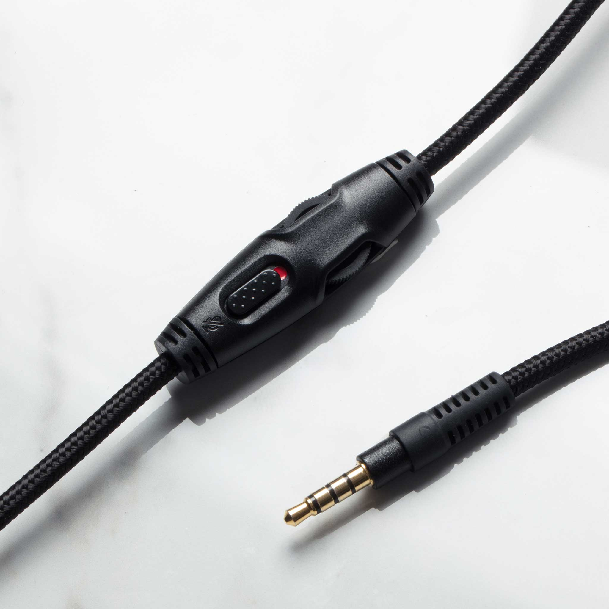 Schwarzes Audiokabel mit einem Steuermodul und einem vergoldeten 3,5-mm-Klinkenstecker.