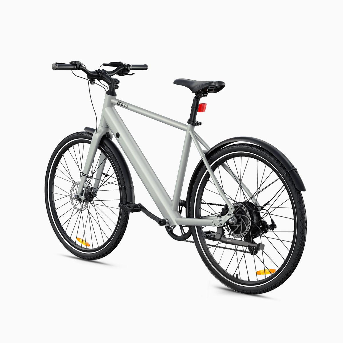 Szary rower miejski z czarnymi oponami i błotnikami. Jest na białym tle.