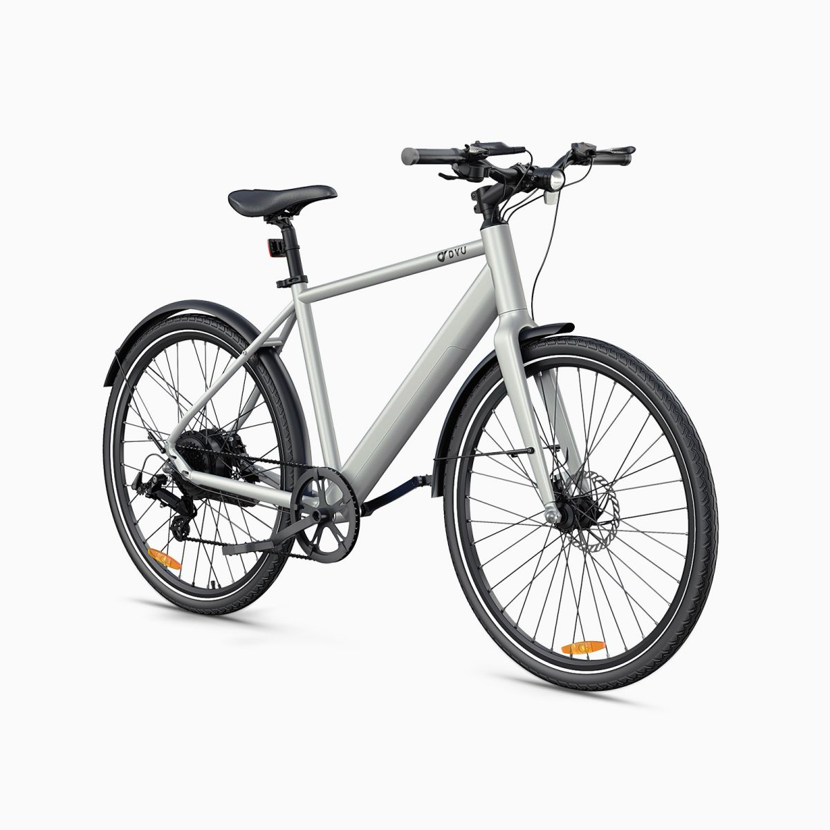 Srebrny rower na białym tle. Ma czarne opony i smukłą ramę. Widoczne odblaski.