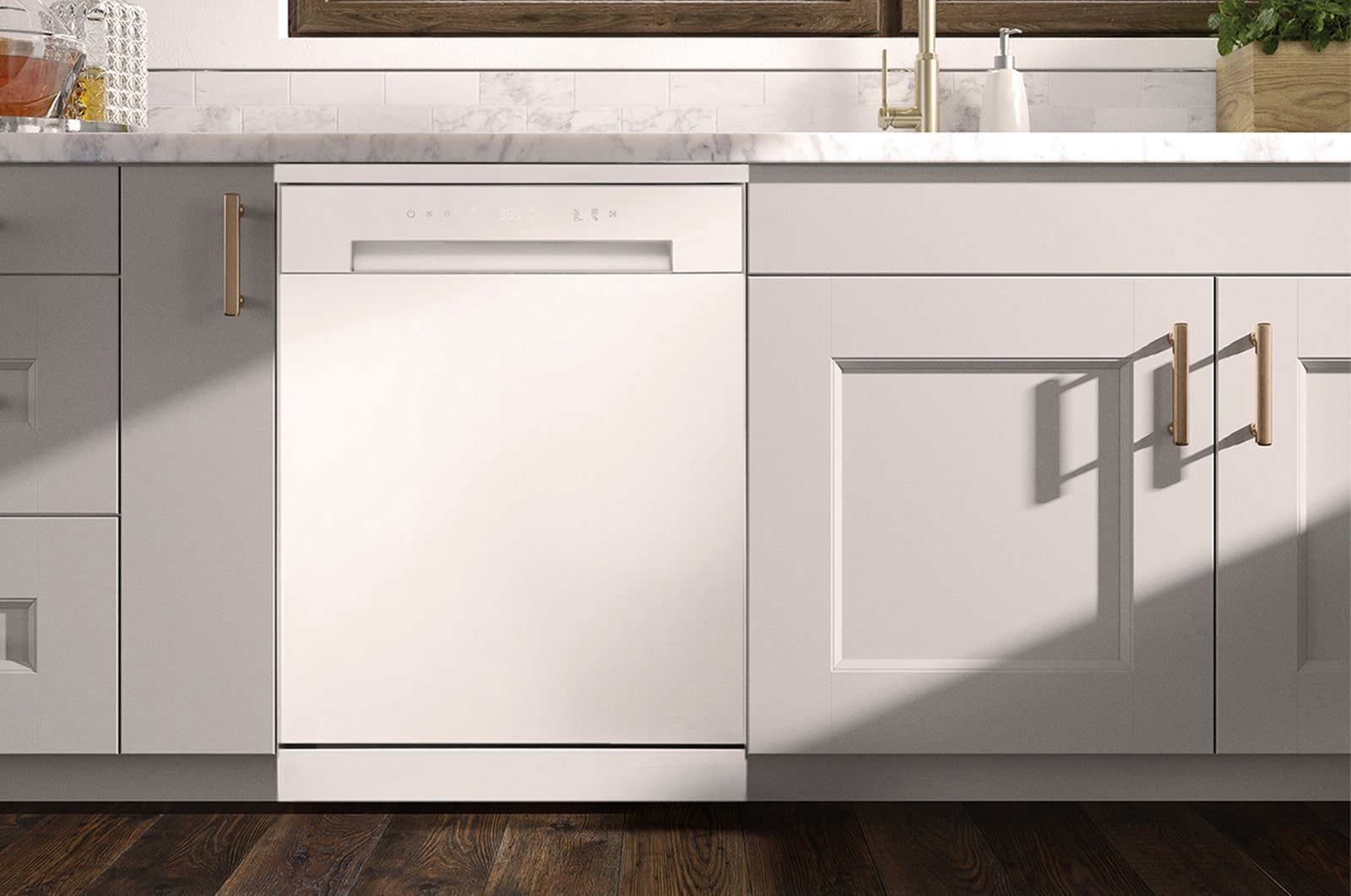 Biała zmywarka zintegrowana z kuchnią. Marmurowy blat i białe szafki ze złotymi uchwytami.