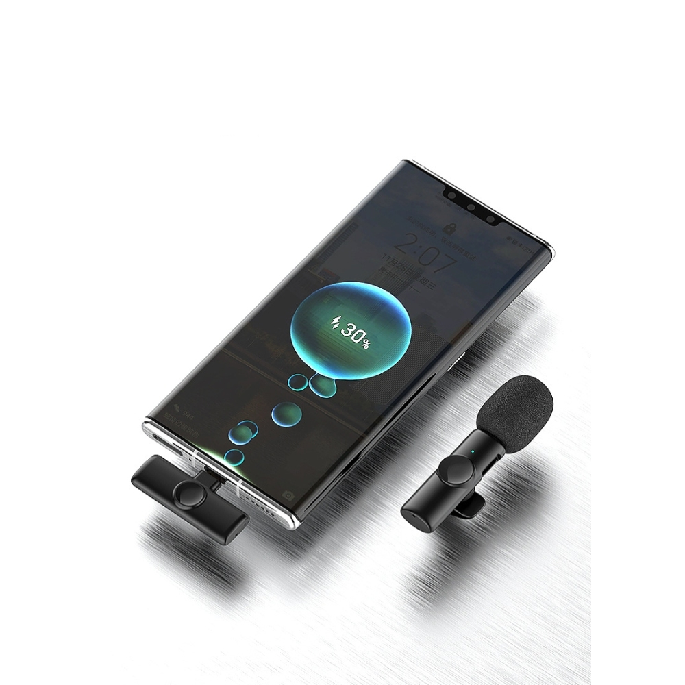 Ein Telefon, das geladen wird und ein 30%-Akku-Symbol anzeigt, mit einem kleinen Mikrofonzubehör.