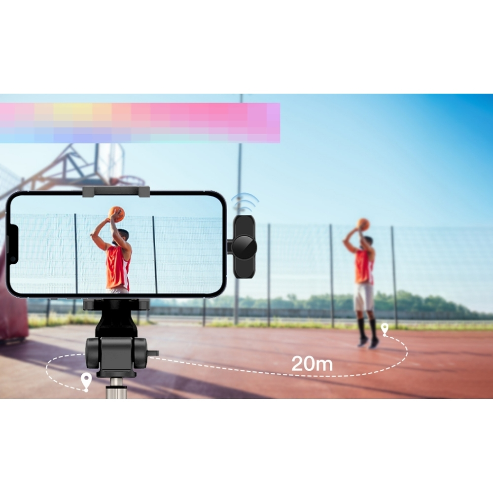 Eine Person, die ein Telefon auf einem Stativ hält, filmt einen Basketballspieler beim Wurf.
