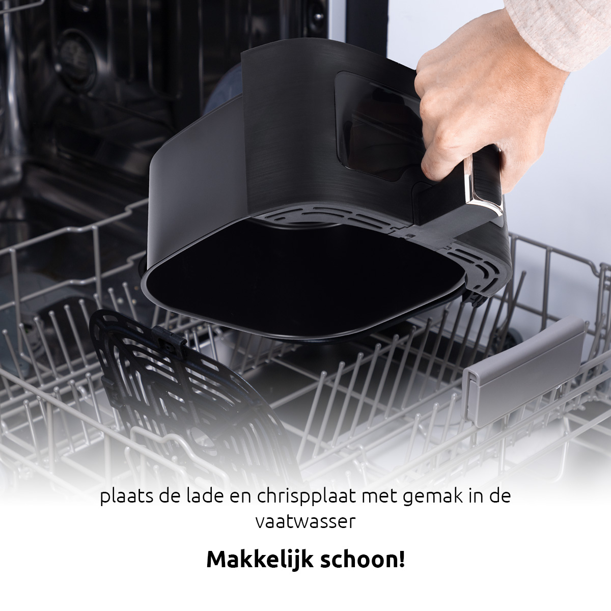 Een hand die een zwarte airfryer-mand in een vaatwasser plaatst. Tekst: Makkelijk schoon!