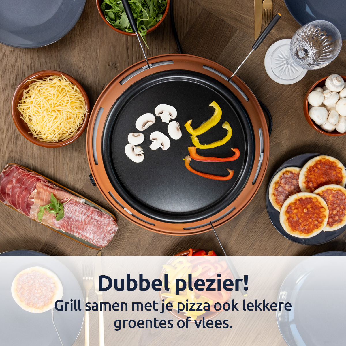 Gril à raclette avec légumes, pizza. Table en bois avec assiettes. Vue aérienne.