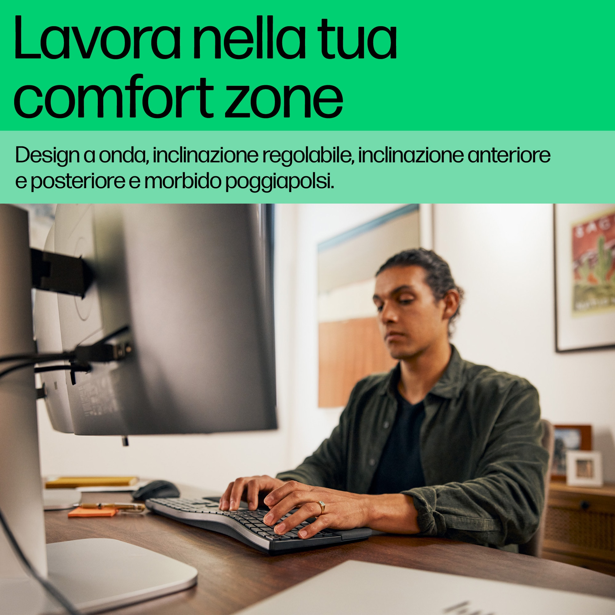Uomo che lavora al computer con tastiera nera e poggiapolsi.