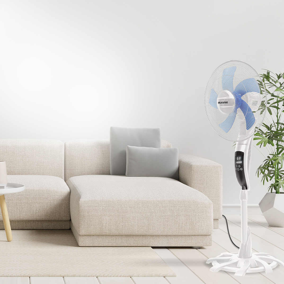 Ventilateur blanc et bleu avec affichage numérique, debout devant un mur blanc.