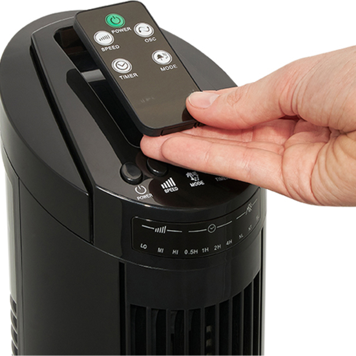 Schwarzer Turmventilator mit Fernbedienung in der Hand. Knöpfe am Ventilator. Weißer Hintergrund.