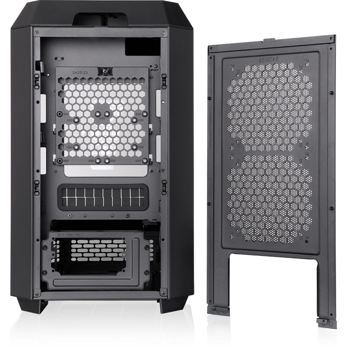 Interno del case per PC nero con pannello laterale rimovibile, mostra la struttura interna.