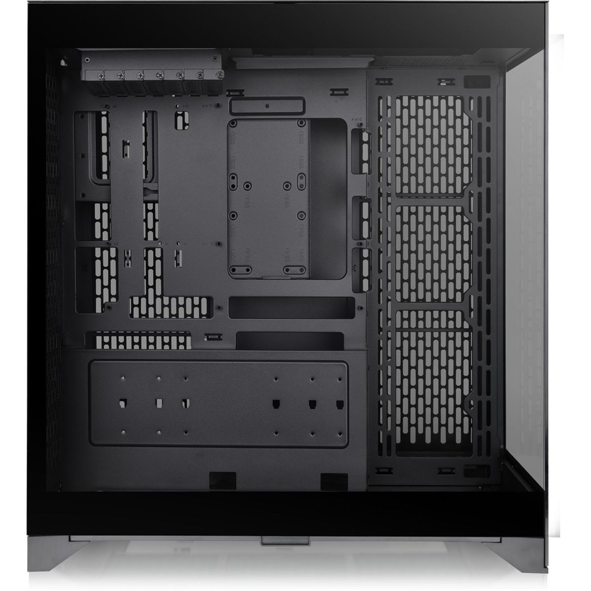 Interno di un case per PC nero con componenti, aperto.