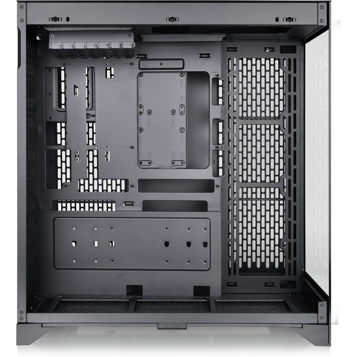 Interno vuoto del case del computer, grigio scuro, con lato trasparente, sfondo bianco.