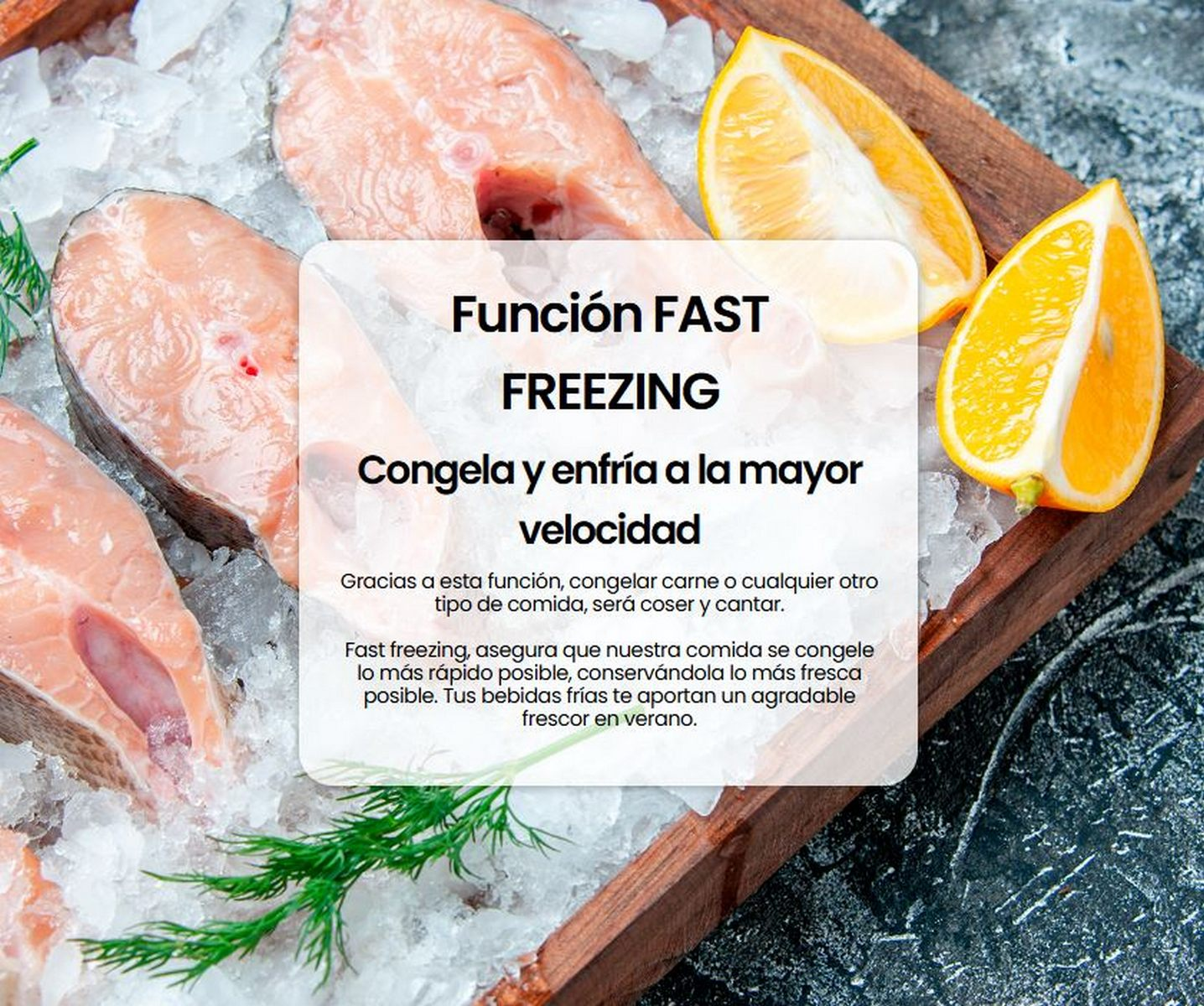 Filetes de salmón y rodajas de naranja sobre hielo con un texto sobre congelación rápida.
