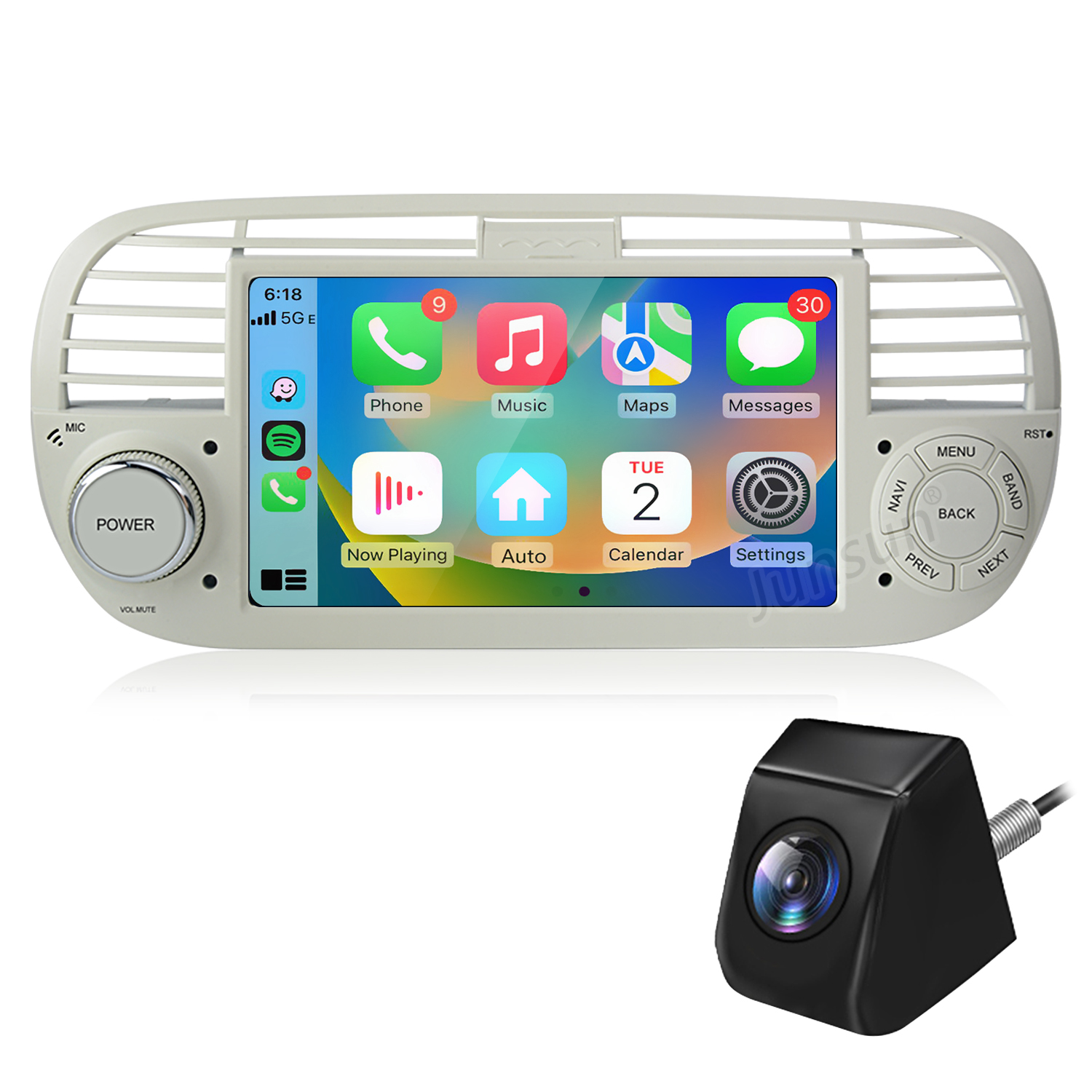 Autoradio con schermo che mostra app e una telecamera posteriore, isolata su sfondo bianco.