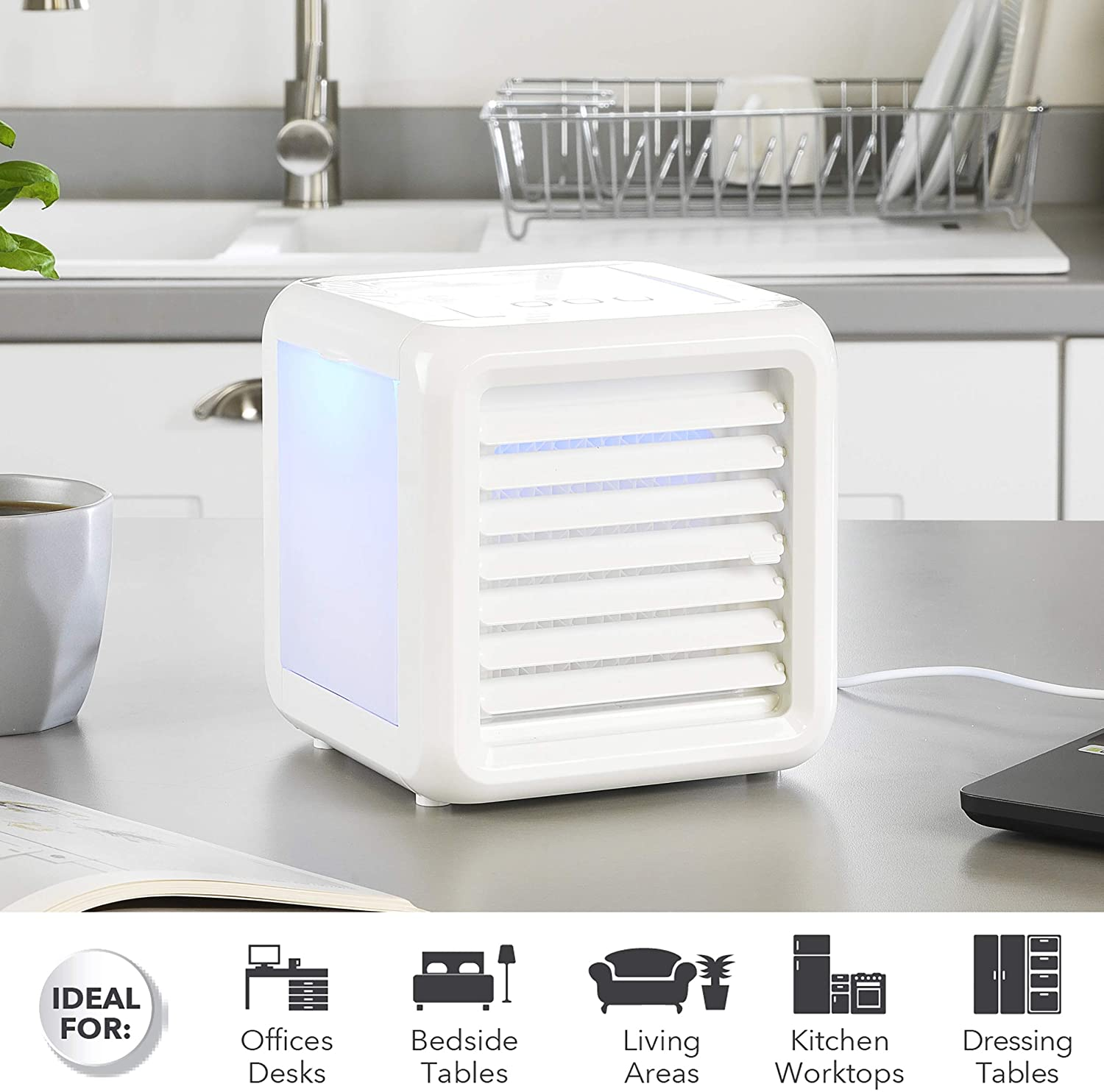 Enfriador de aire blanco con luz azul, sobre una mesa. Ideal para oficinas, camas, sala.