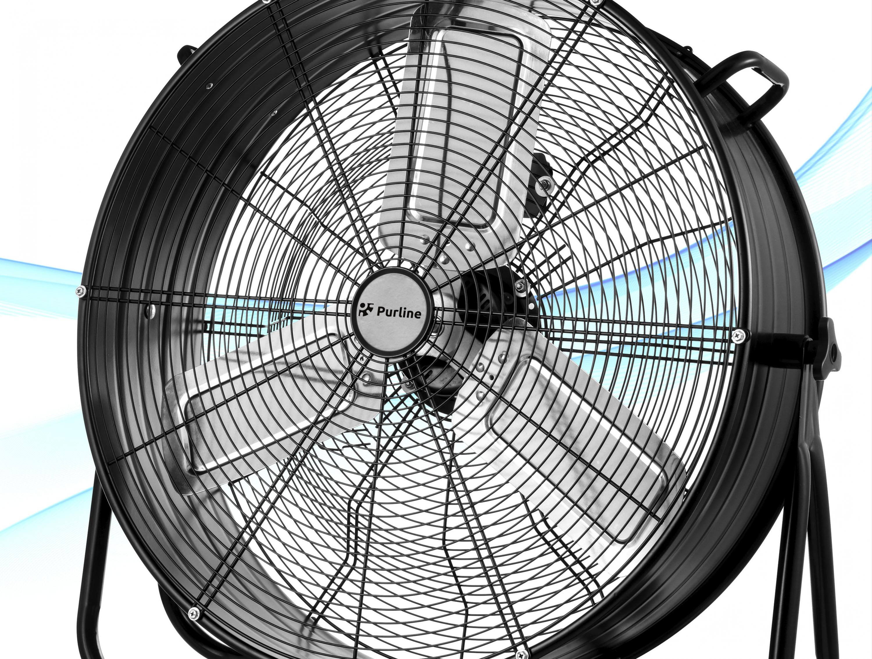 Primer plano de un ventilador negro, con rejilla metálica, aspas y soporte, sobre fondo blanco.