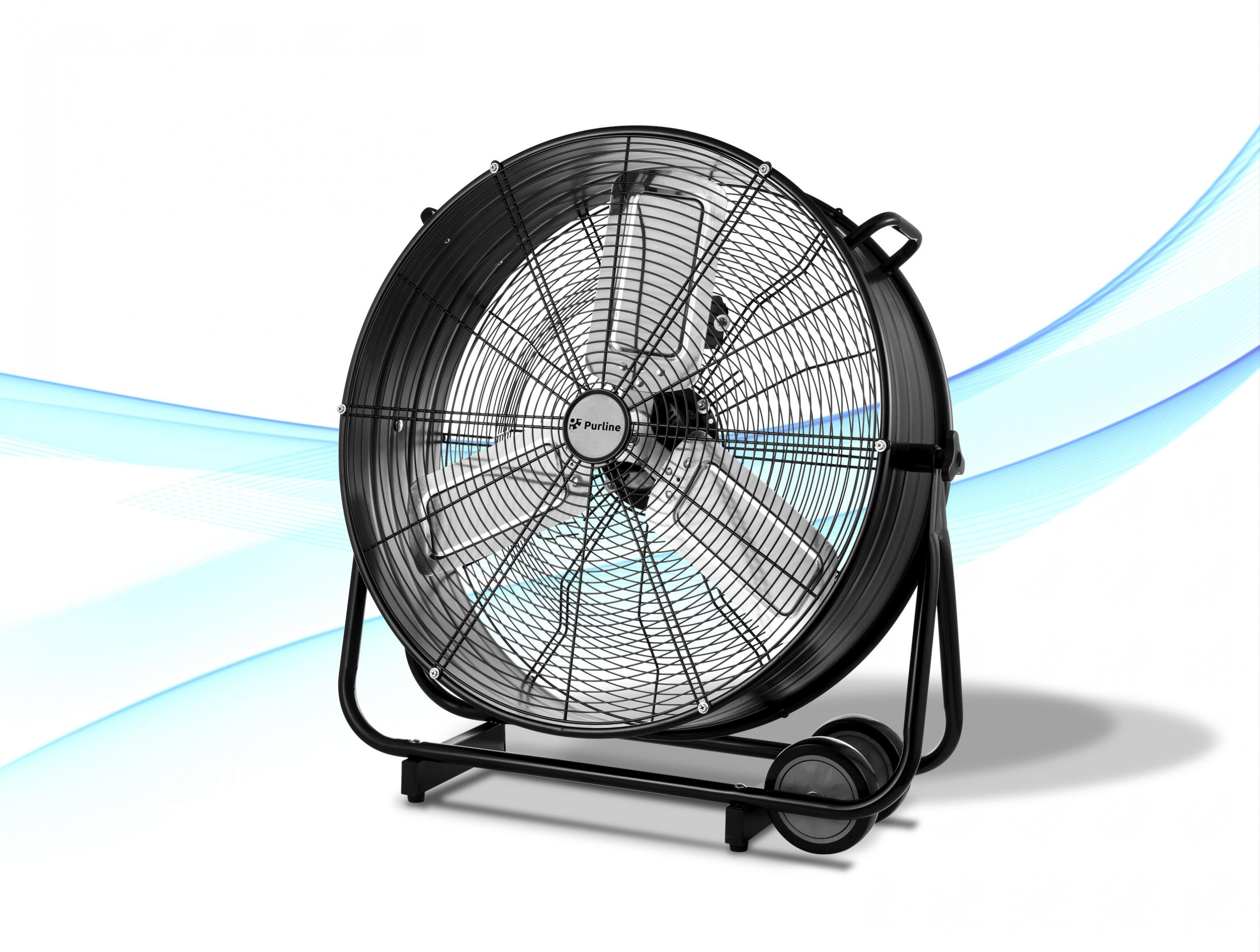 Ventilador industrial negro con rejilla de seguridad, ruedas y fondo de onda azul sobre blanco.