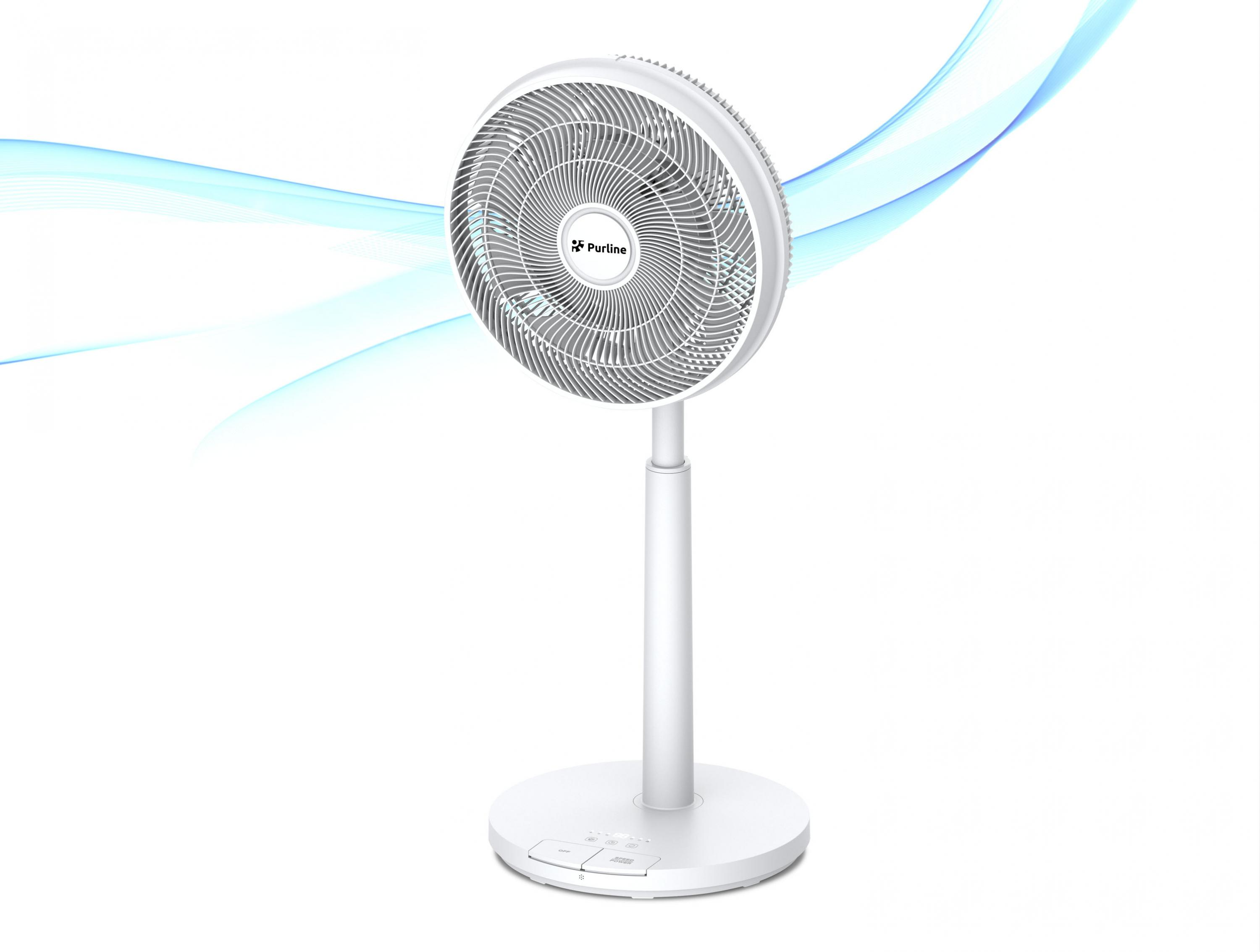 Ventilador de pie blanco con corrientes de aire azules sobre fondo blanco.