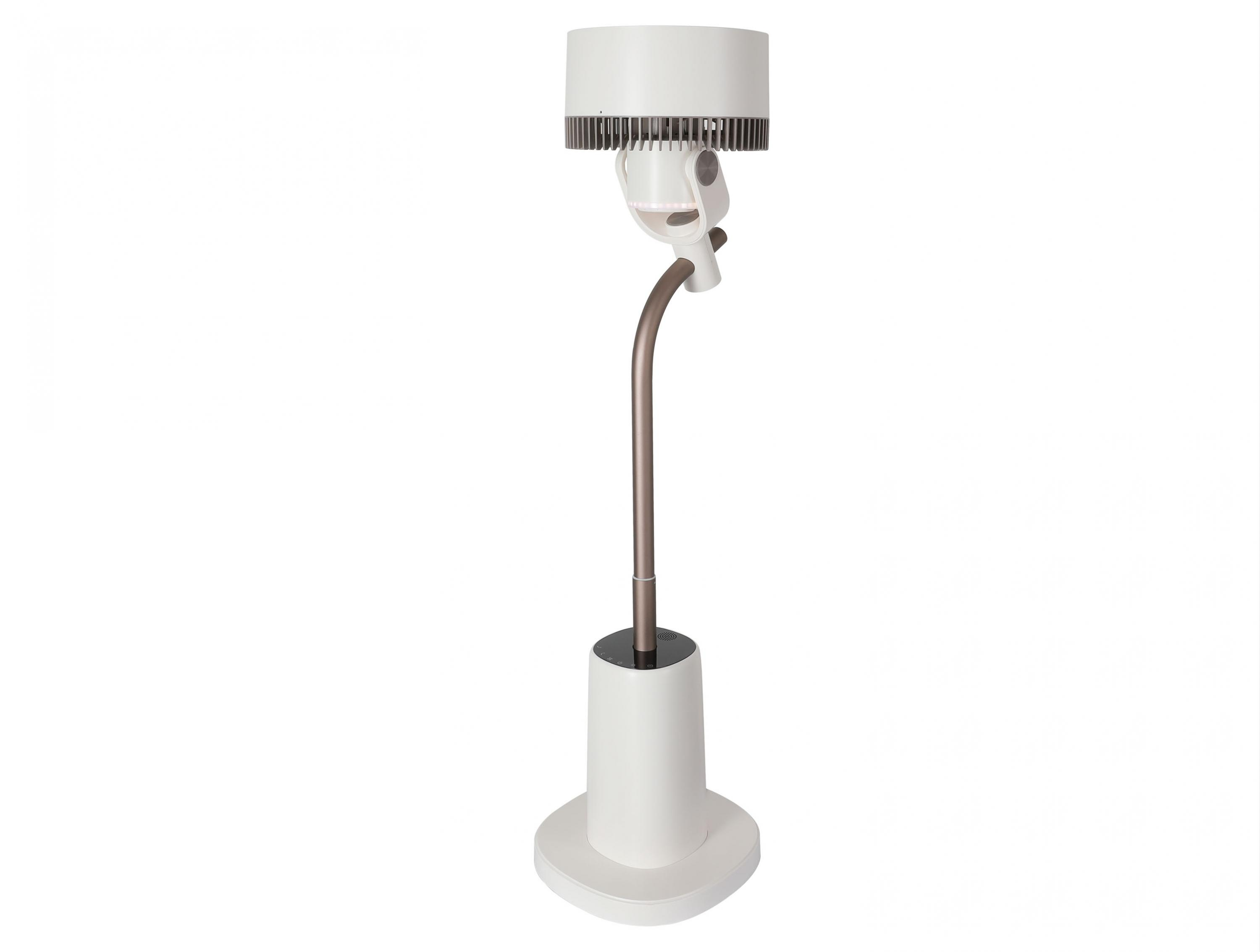 Ventilador de pie blanco y bronce sobre fondo blanco.