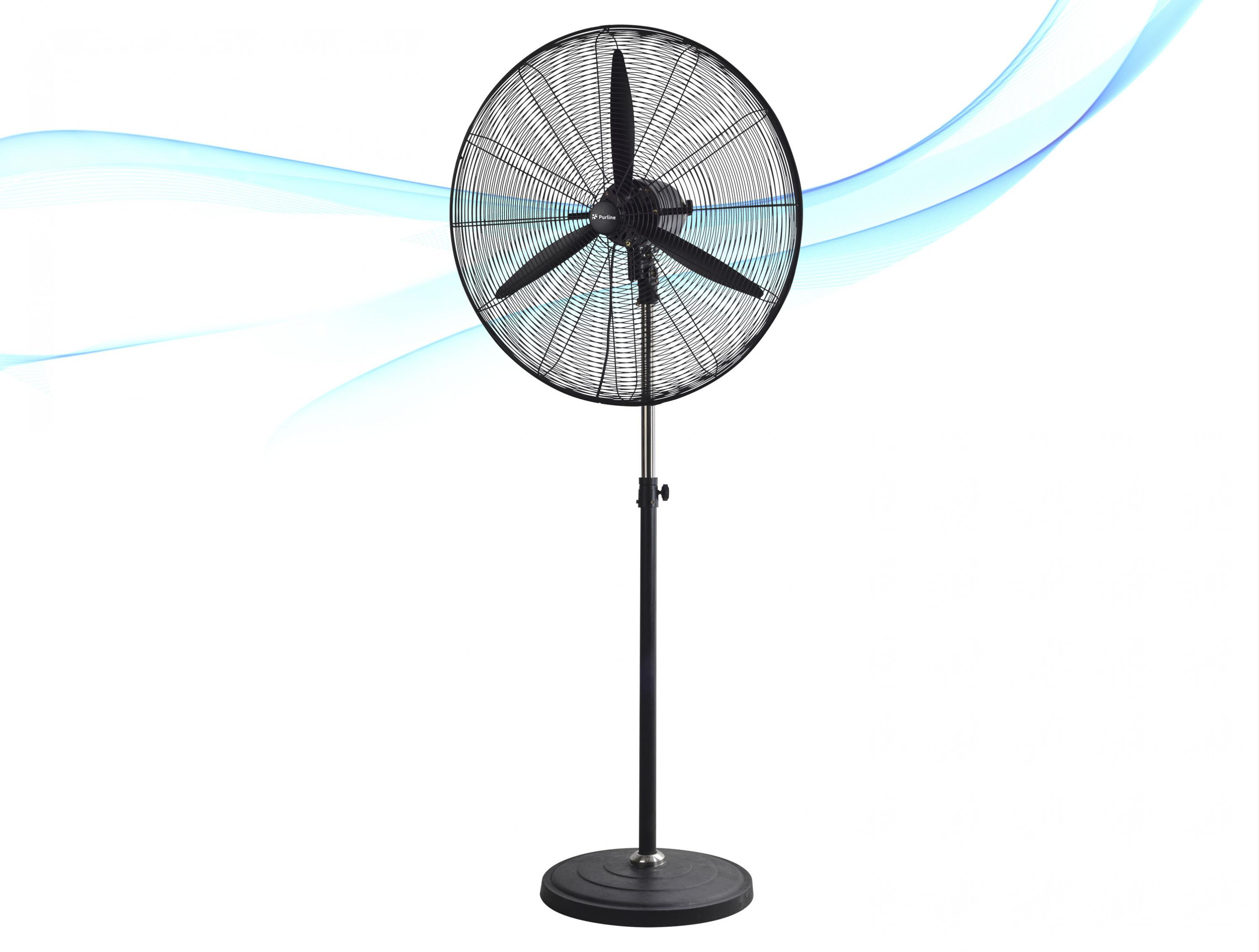 Ventilador de pie negro con tres aspas sobre un soporte, fondo blanco y azul.