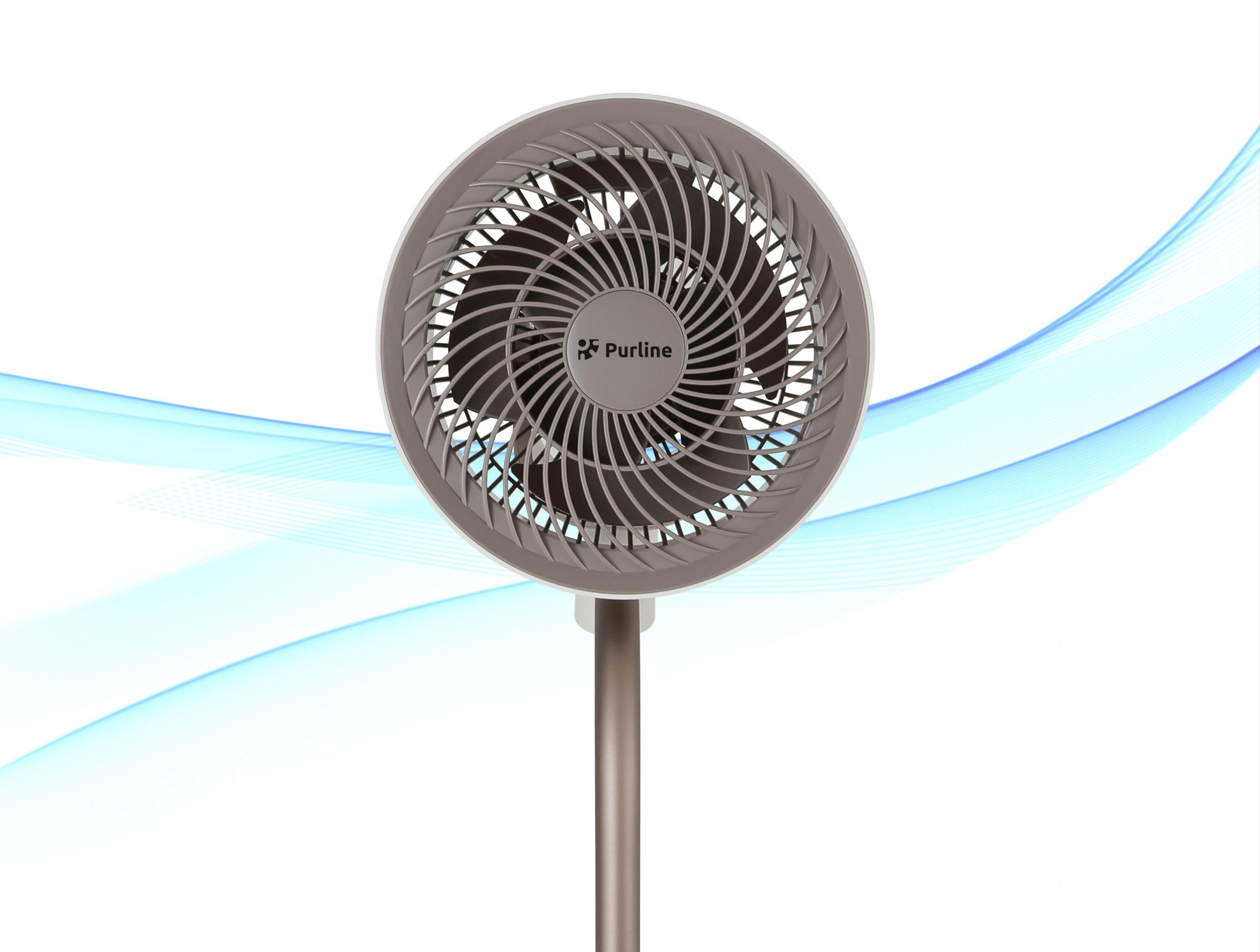 Un ventilador plateado y gris con diseño circular sobre fondo blanco, con líneas azules.