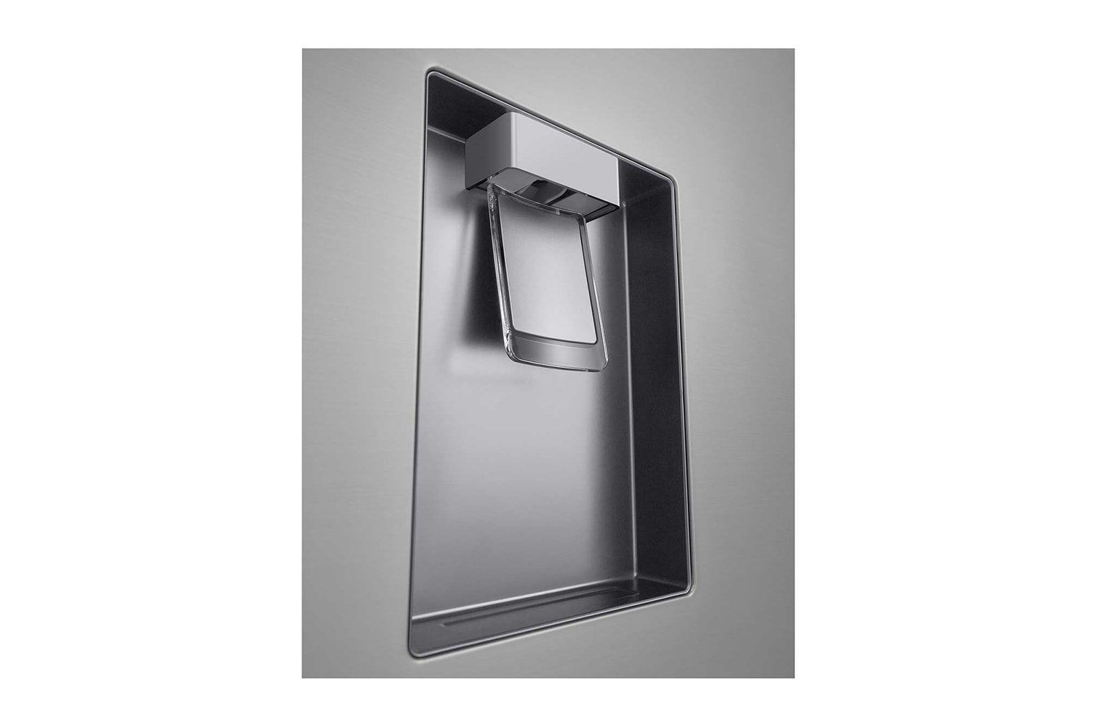 Primer plano del dispensador de agua de un refrigerador. Es de metal plateado.