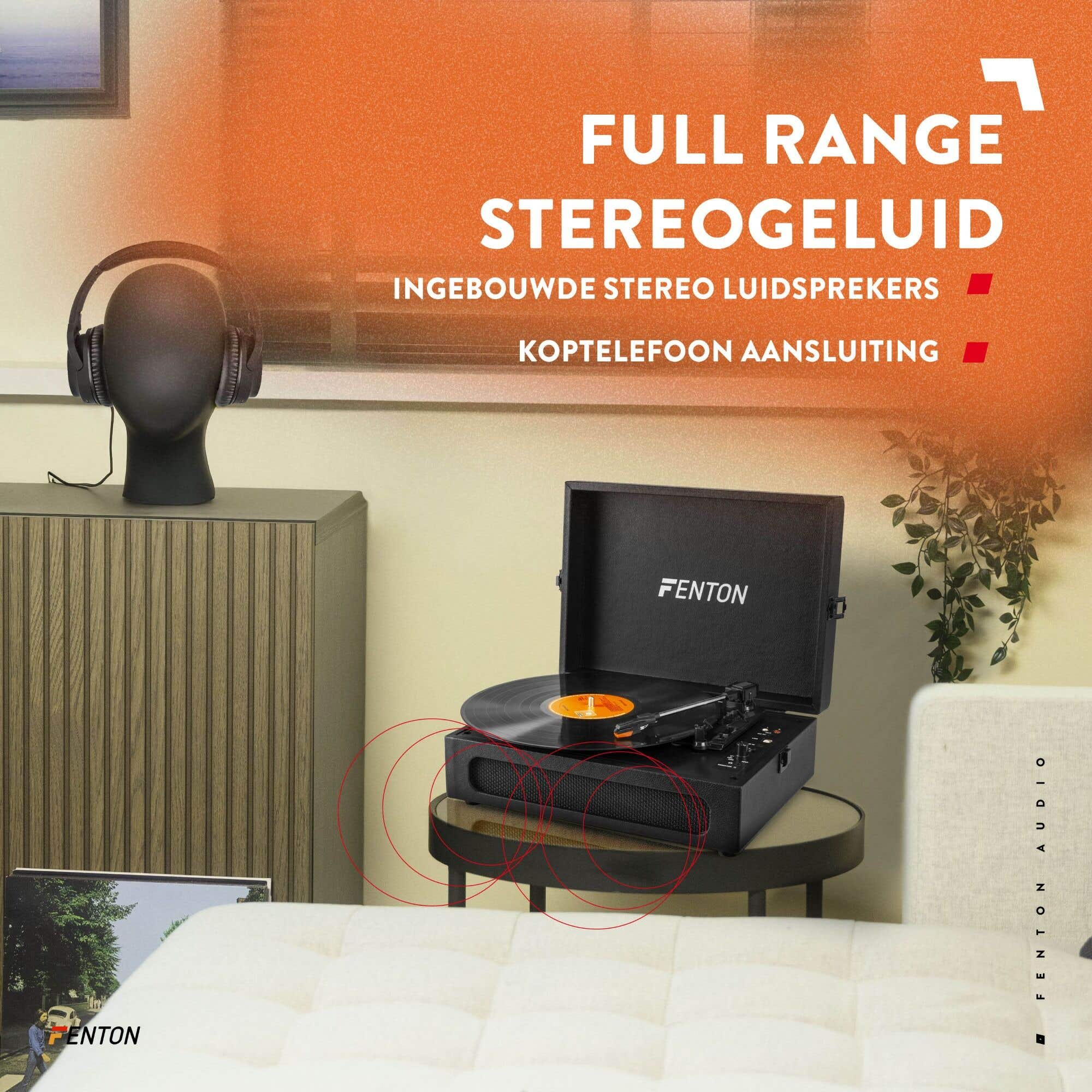 Una habitación con un tocadiscos, auriculares y una cama. Superposiciones de texto naranja.