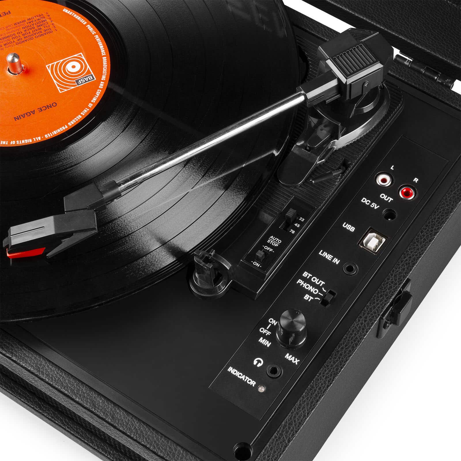 Un tocadiscos, con un disco encima. Los controles son visibles.