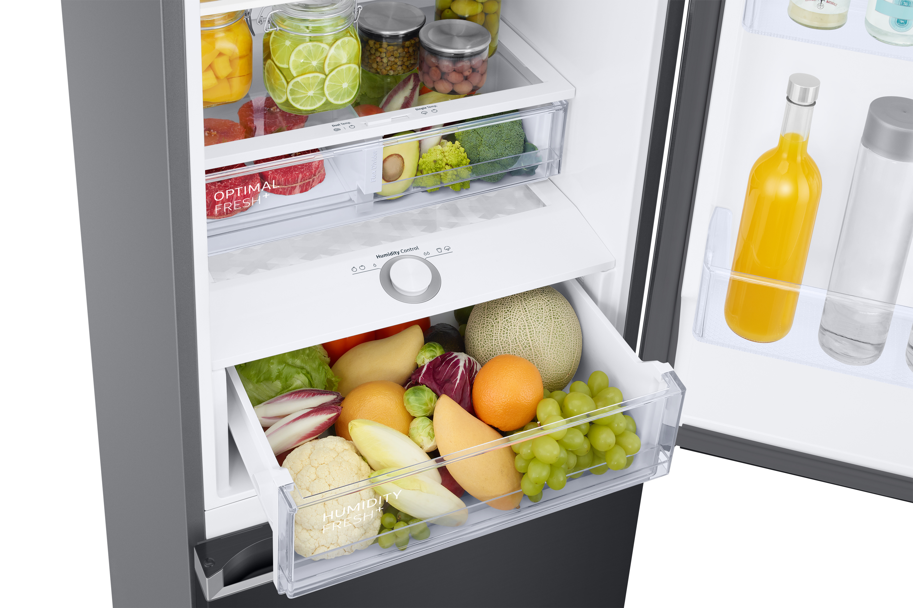 Interno del frigorifero con cassetti per prodotti freschi e vari alimenti.