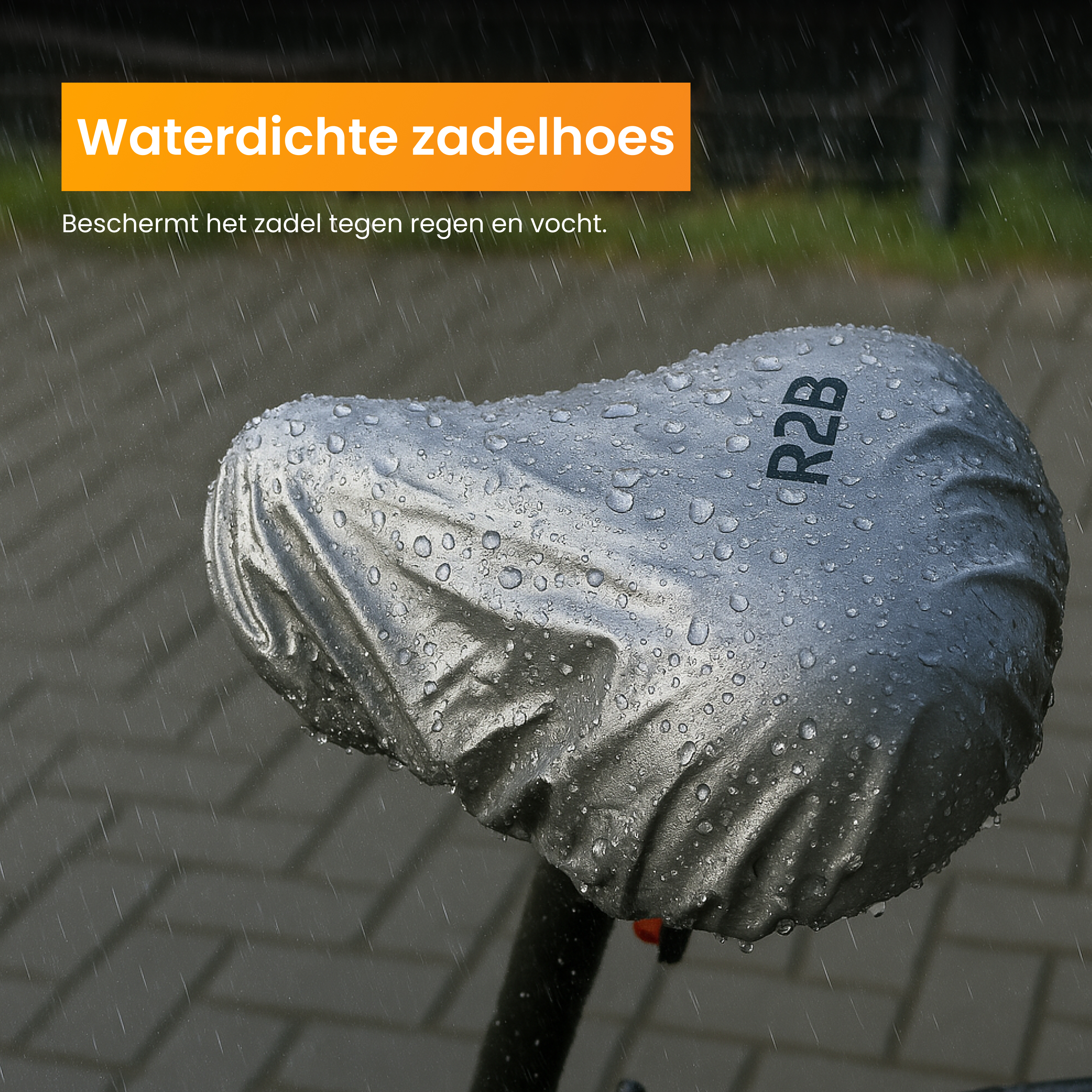 Fietszadelhoes in zilver, met waterdruppels. Tekst luidt 'Waterdichte zadelhoes'.