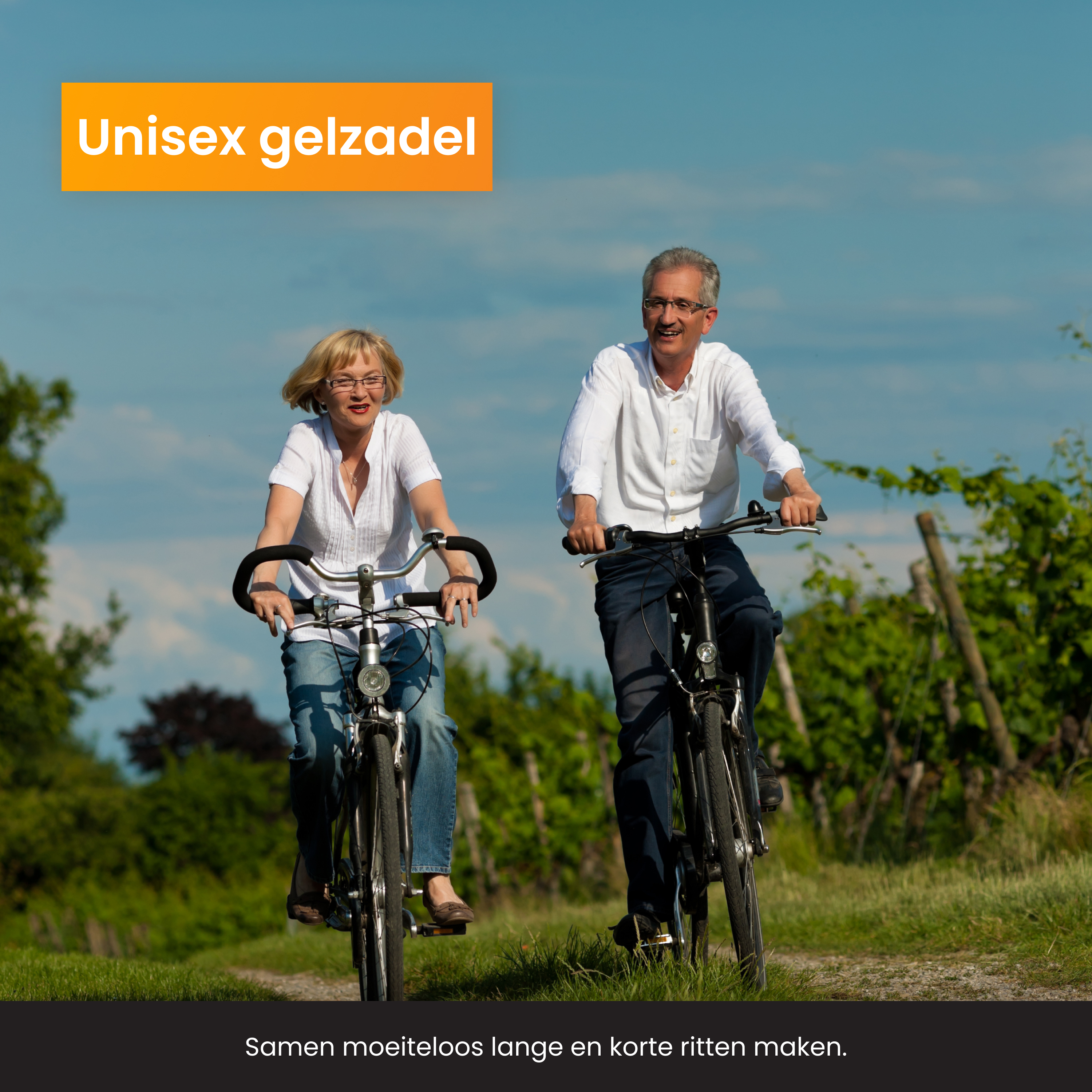 Twee mensen die fietsen op een weg met een blauwe lucht op de achtergrond.