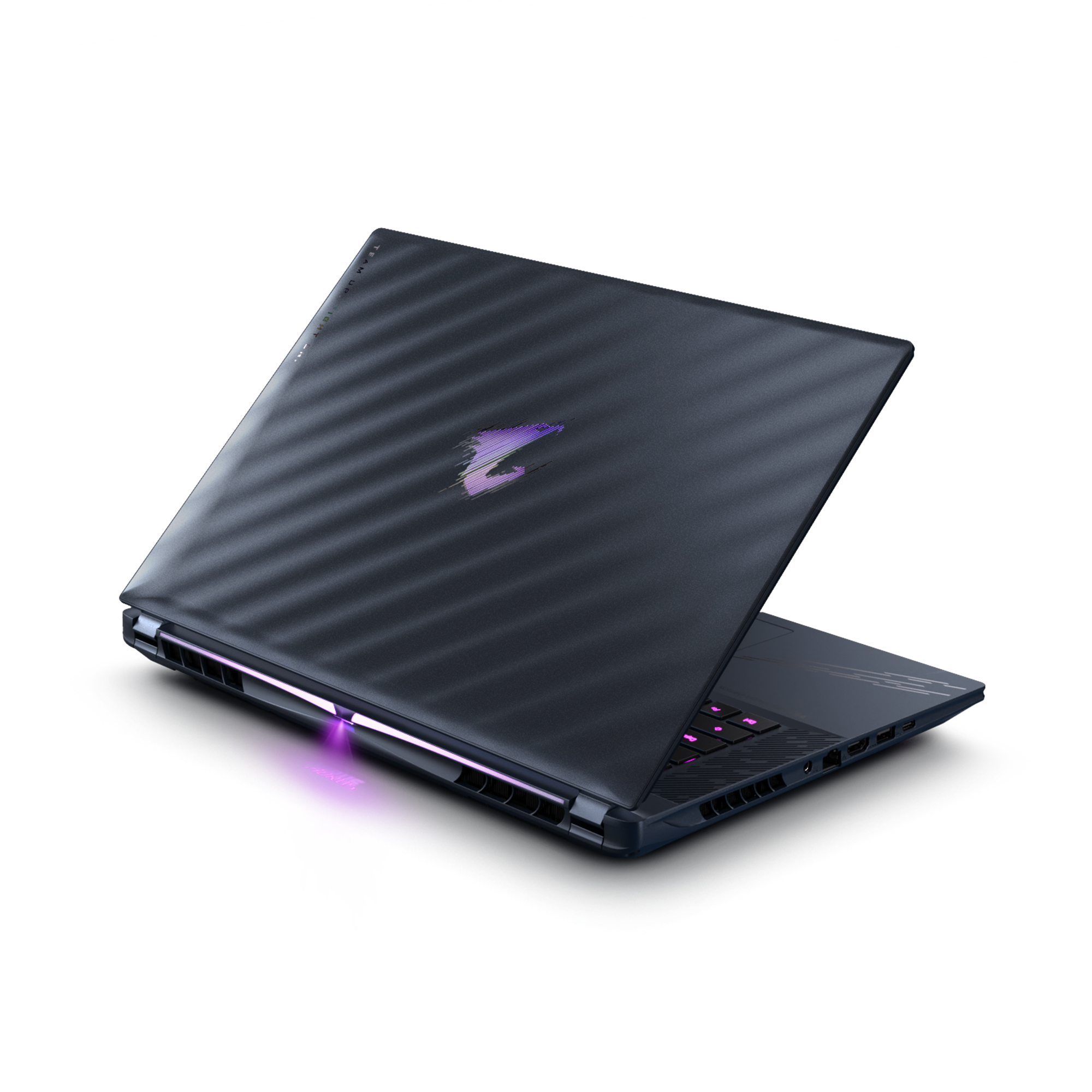 Czarny laptop z częściowo otwartą pokrywą, pokazujący tył ze słowem AORUS.
