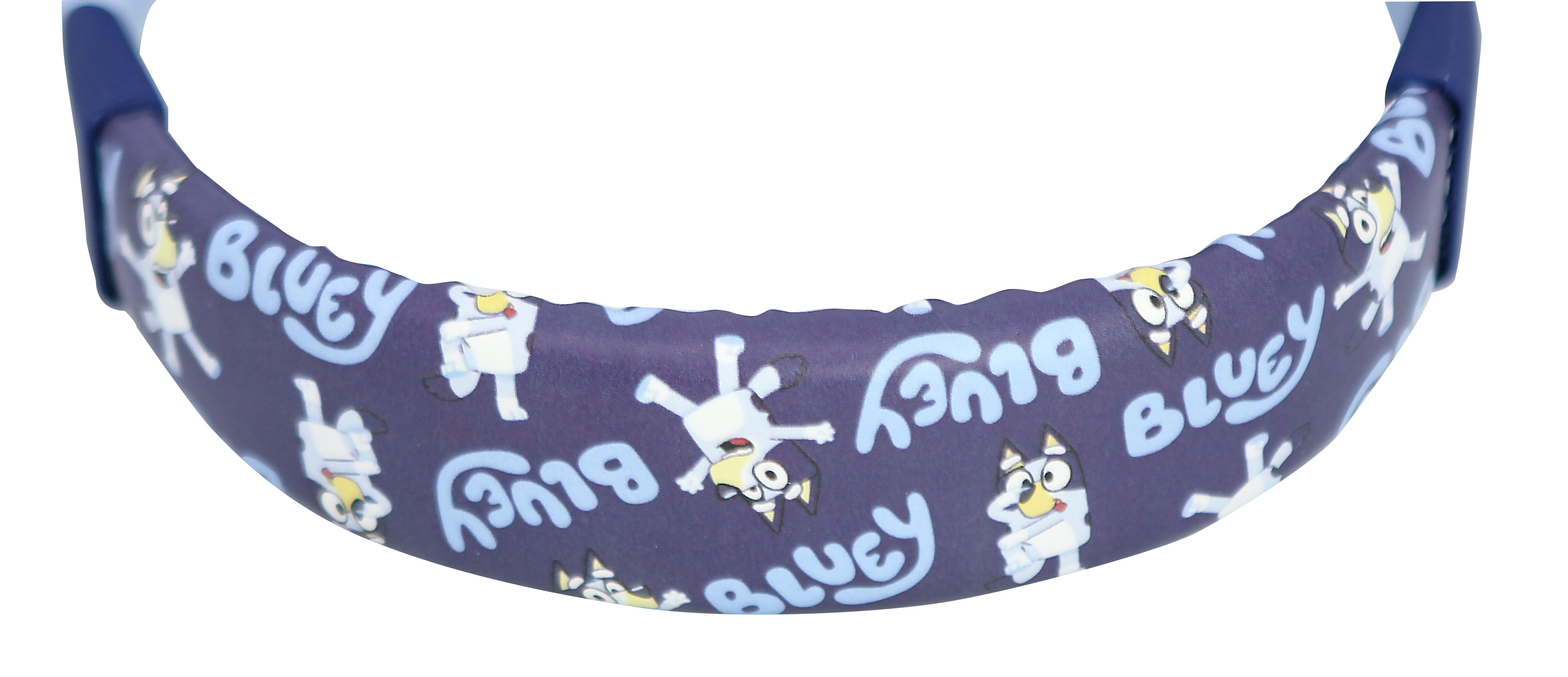 Opaska na głowę z wzorem z kreskówki Bluey, granatowym kolorem bazowym i białym tekstem.