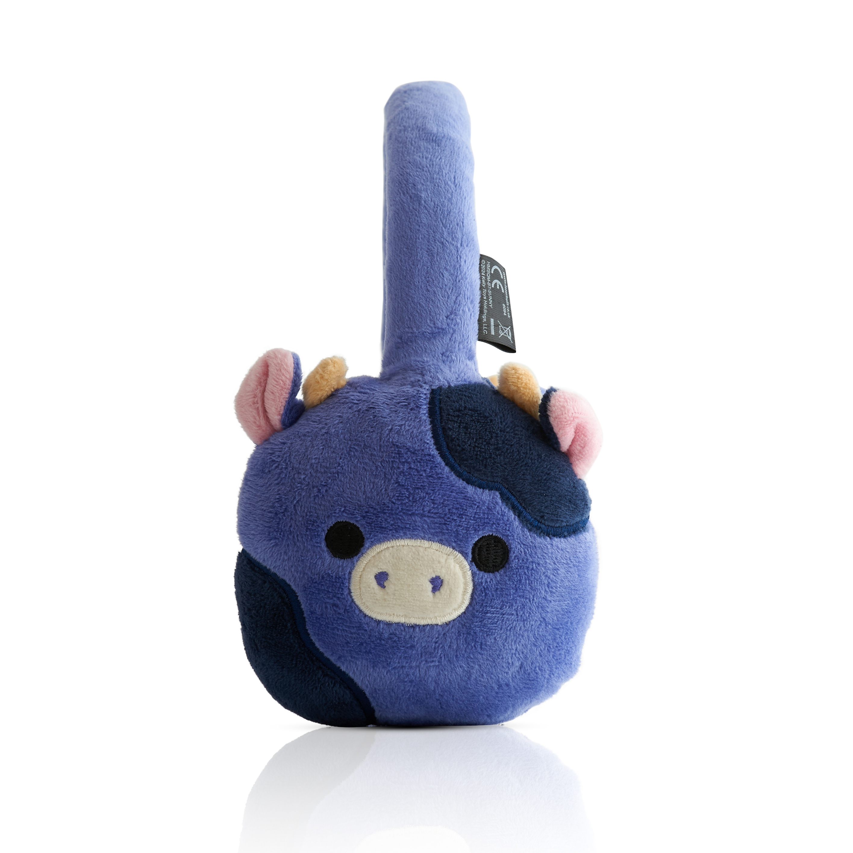 Koe-vormig pluche speelgoed met blauwe vacht. Lachend gezicht met roze oren en een donkere vlek.