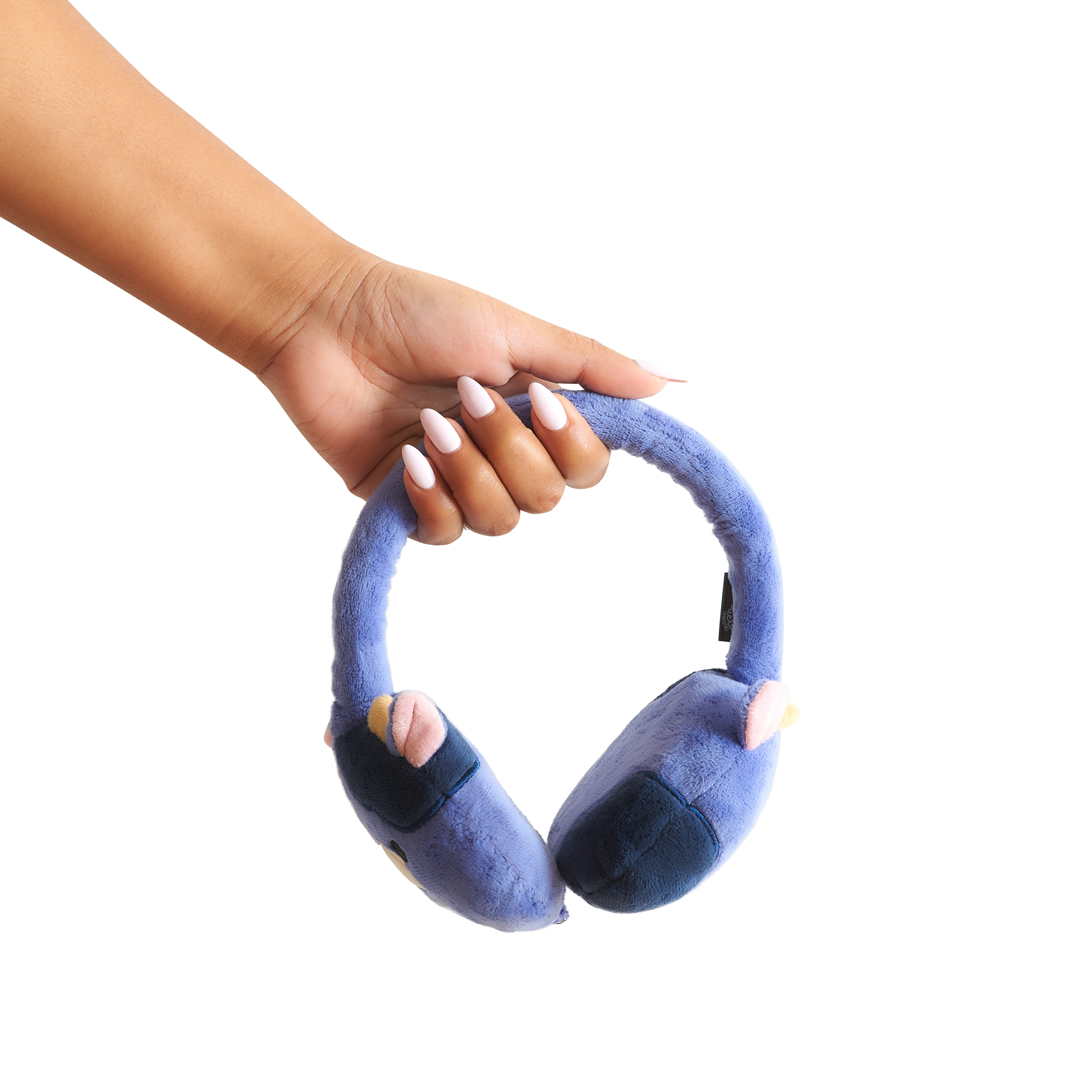 Blauwe pluche hoofdtelefoon in een hand gehouden. Witte achtergrond.