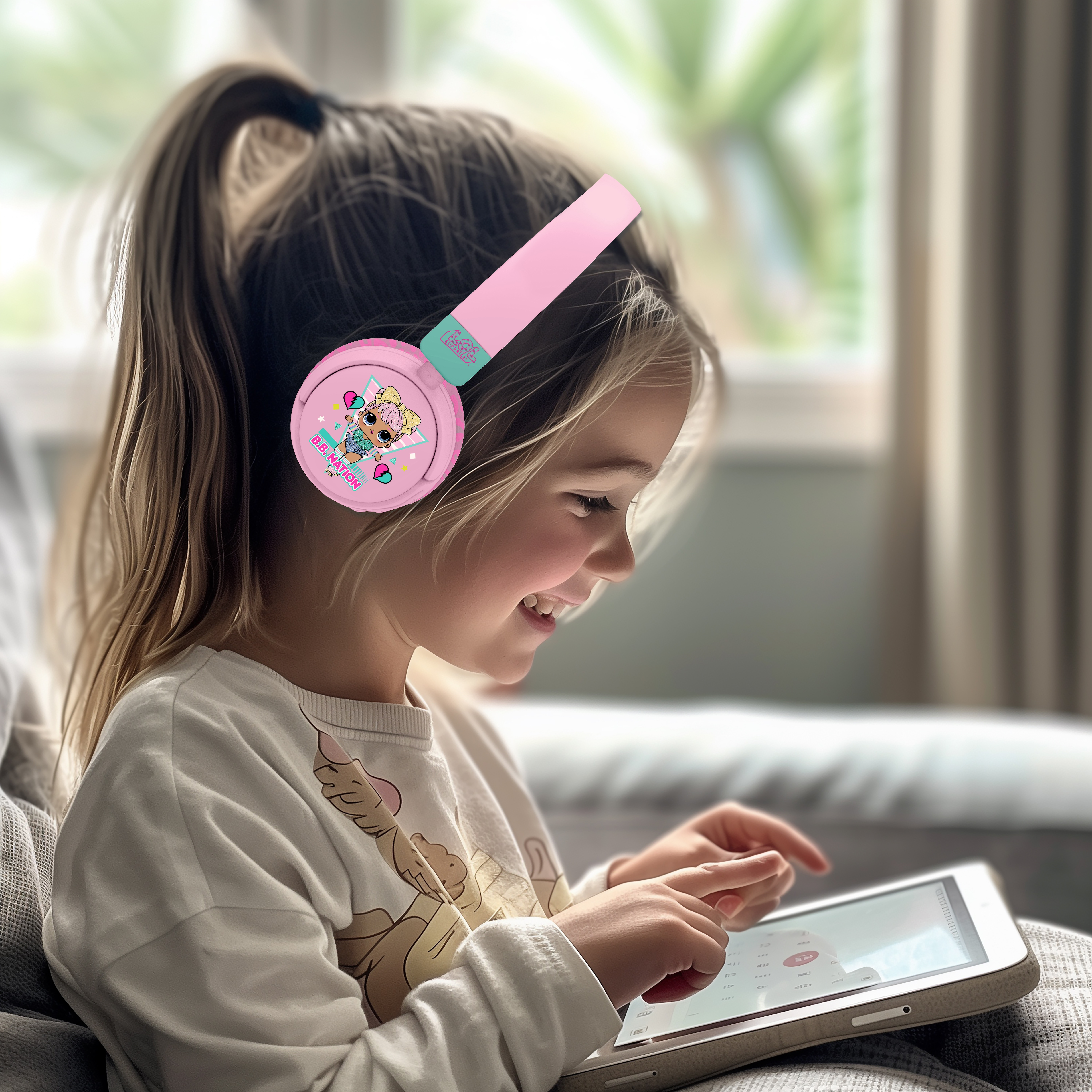 Una ragazza con cuffie rosa che usa un tablet. Lo sfondo è sfocato.
