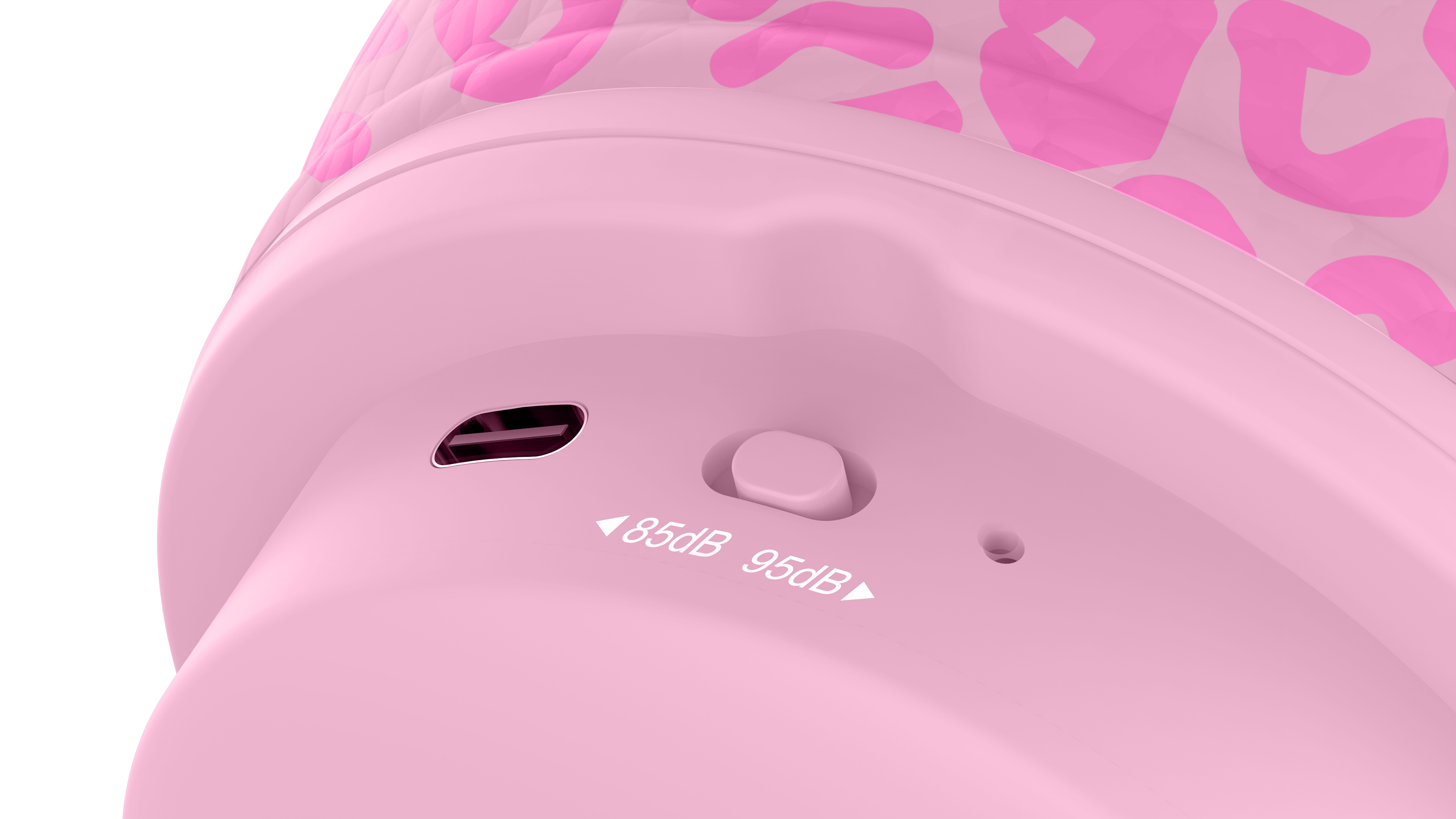 Primo piano di cuffie rosa, con pulsanti e una porta di ricarica. Sfondo bianco.