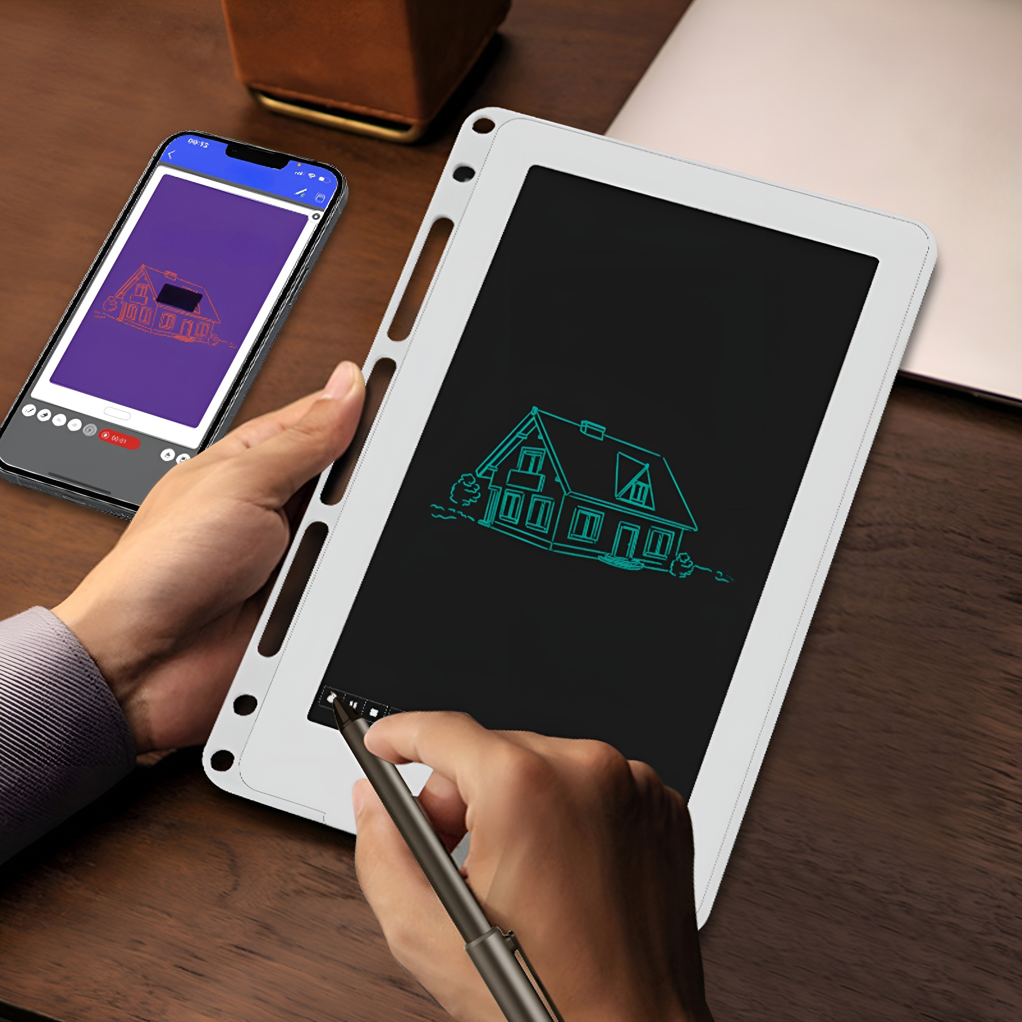 Eine Person benutzt ein Tablet mit Stift, verbunden mit einem Smartphone, das eine Hausskizze zeigt.