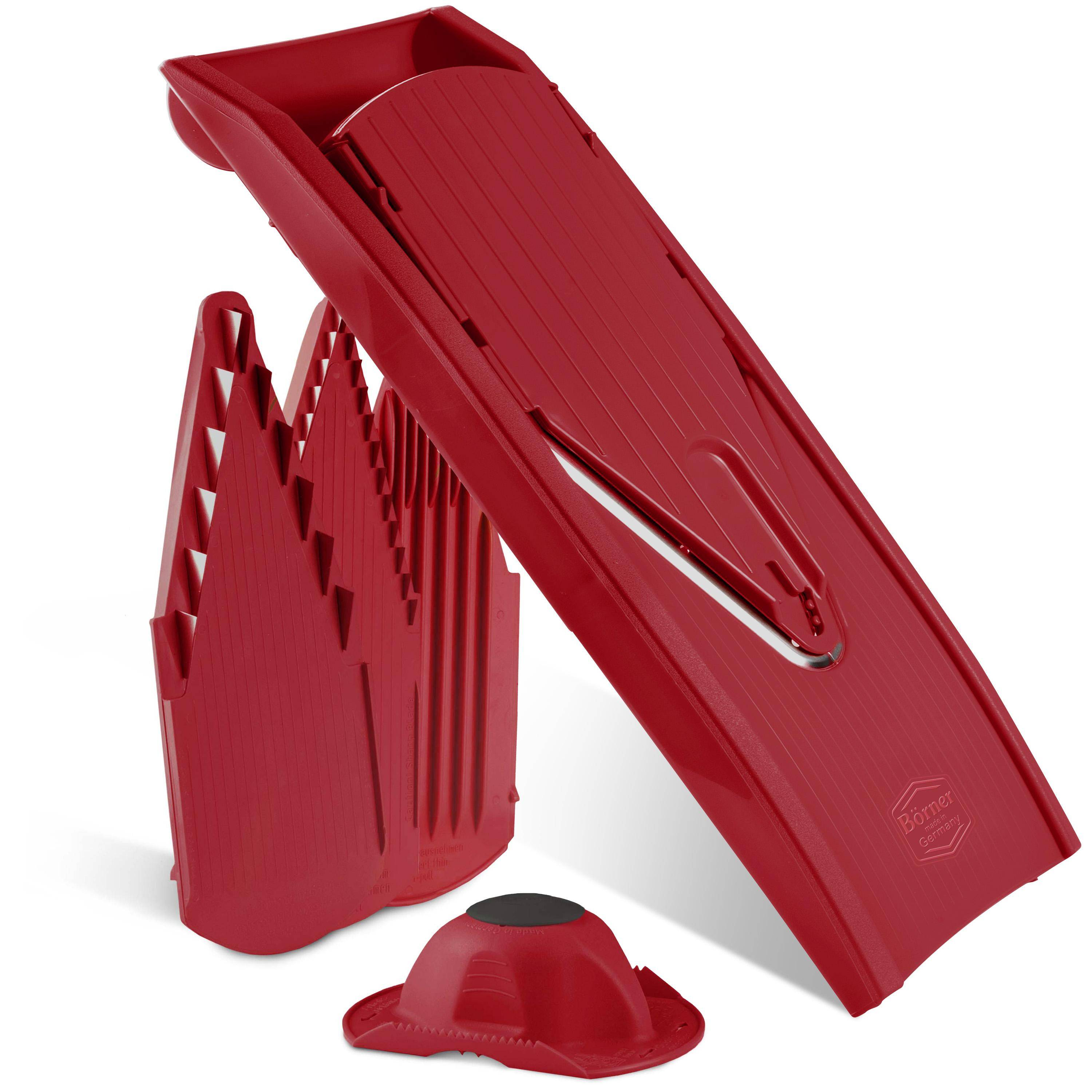 Ein roter Borner V-Schneider und seine Komponenten zum Schneiden von Gemüse.