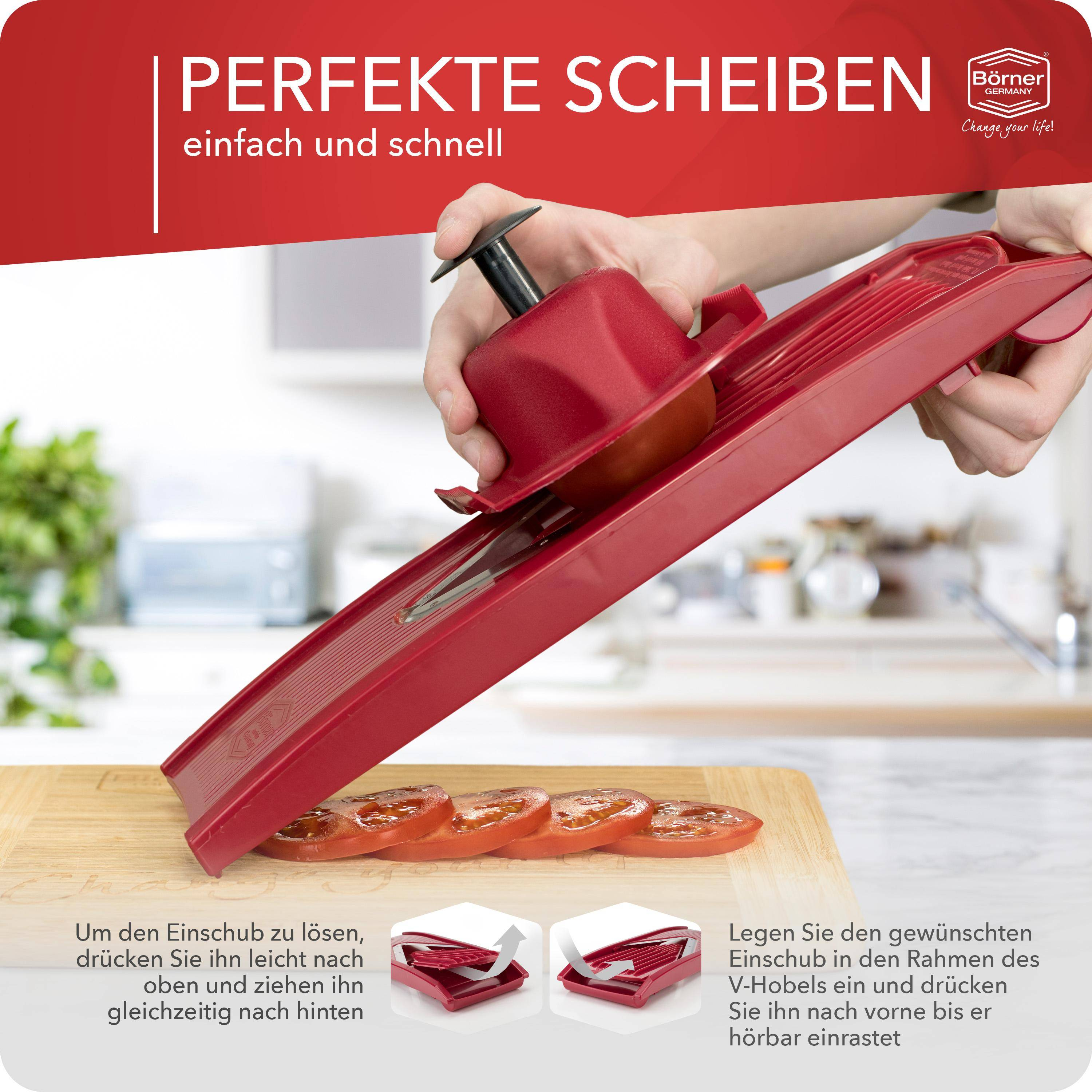 Roter Gemüseschneider schneidet eine Tomate auf einem Holzschneidebrett. Anweisungen unten.