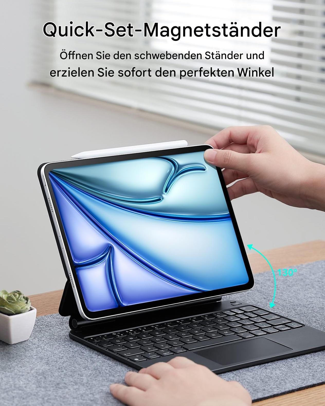 Ein Tablet mit Tastaturhülle. Eine Hand stellt den Bildschirmwinkel ein.