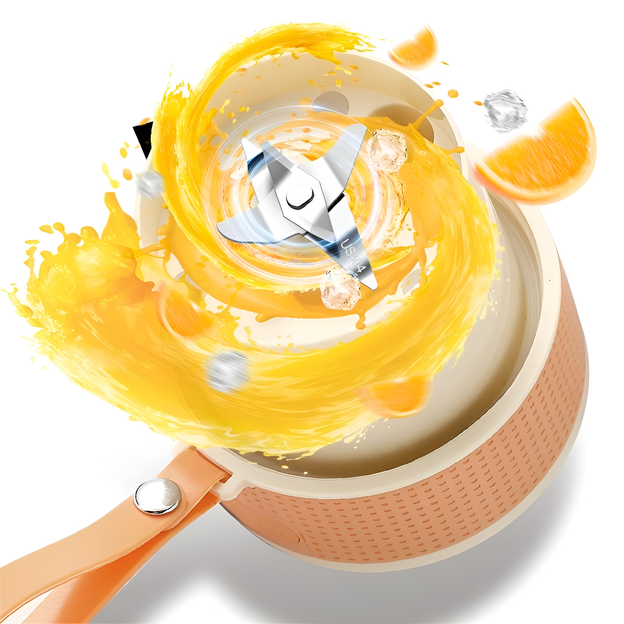 Orangensaft wird gemischt. Die Mixerblätter sind mit Eiswürfeln und Orangenscheiben sichtbar. Beiger Griff.