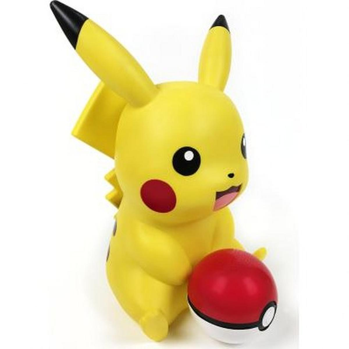 Figura di Pikachu con una Pokeball rossa e bianca. Personaggio giallo con dettagli neri. Sfondo bianco.