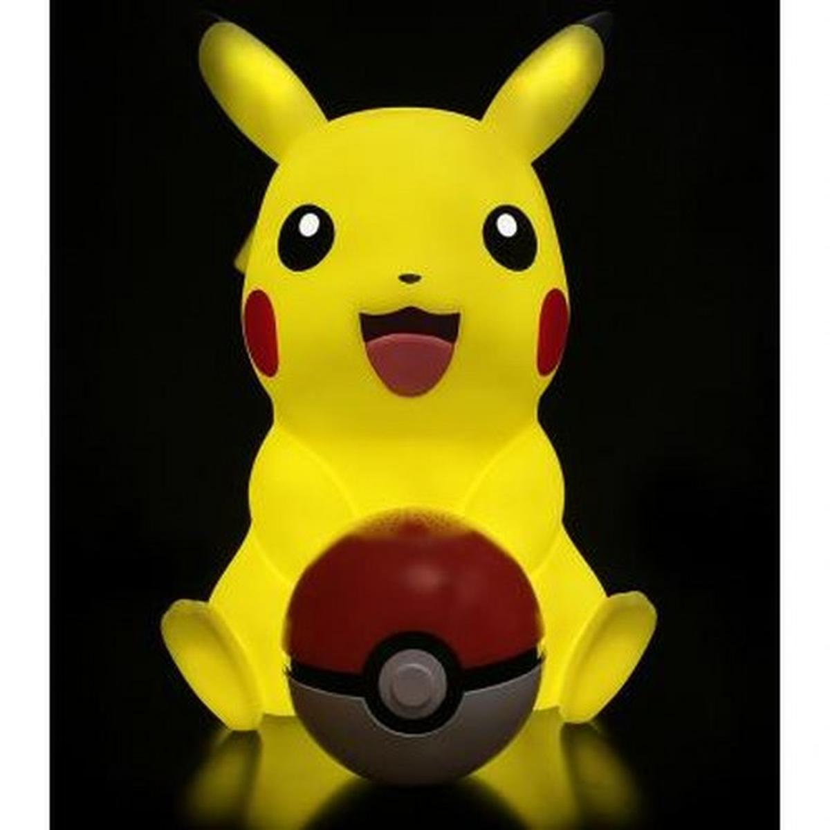 Una lampada Pikachu gialla è accanto a una Pokeball rossa e grigia su una superficie nera.