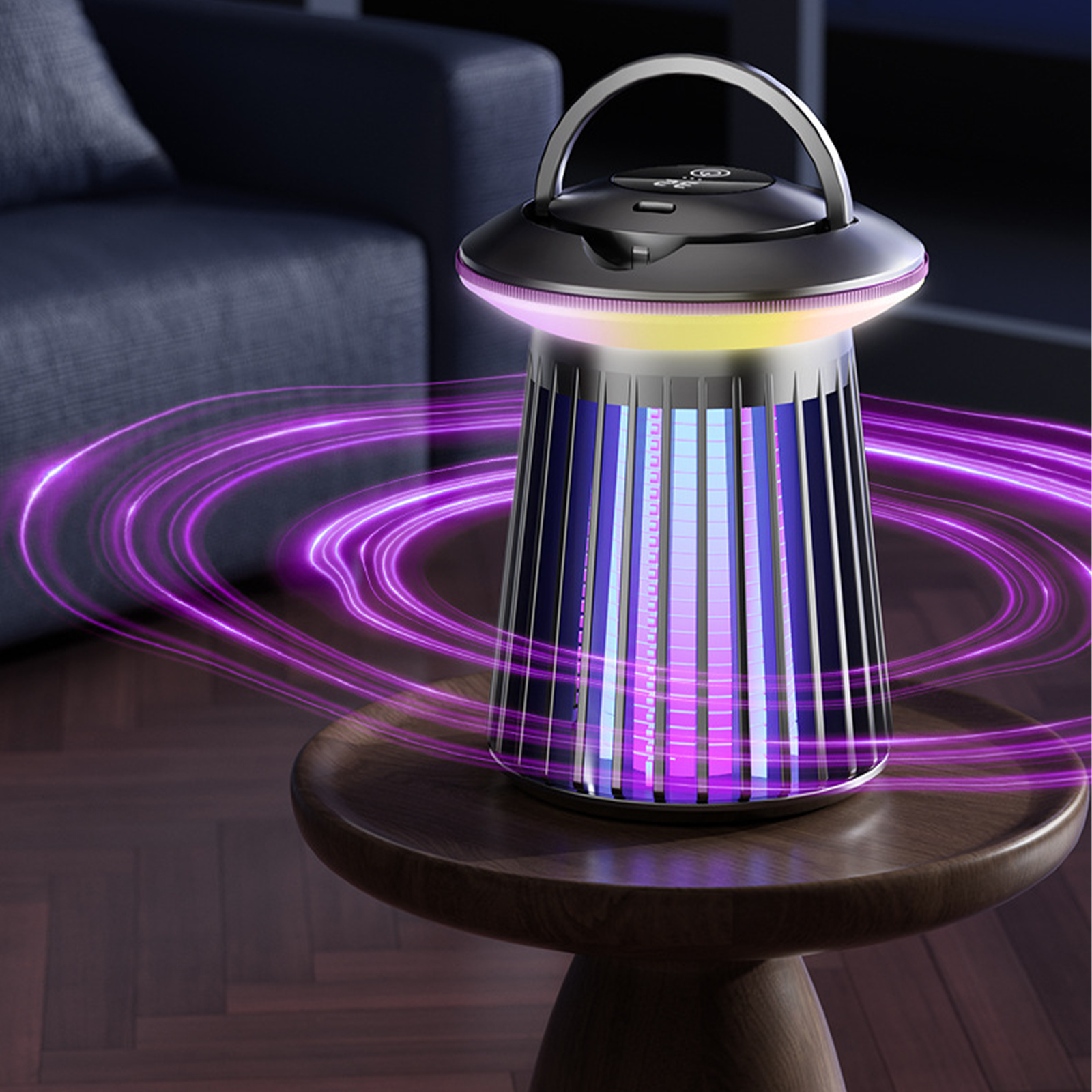 Schwarze Insektenvernichter-Lampe auf einem Holztisch. Lila Lichtringe. Dunkler Hintergrund, Sofa im Hintergrund.
